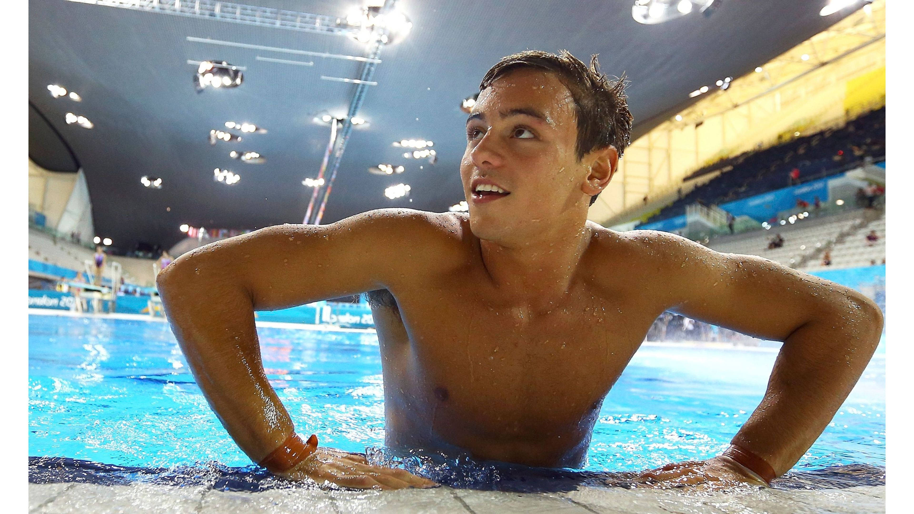 Tom Daley chuẩn bị lao xuống nước bên hồ bơi. Hình nền