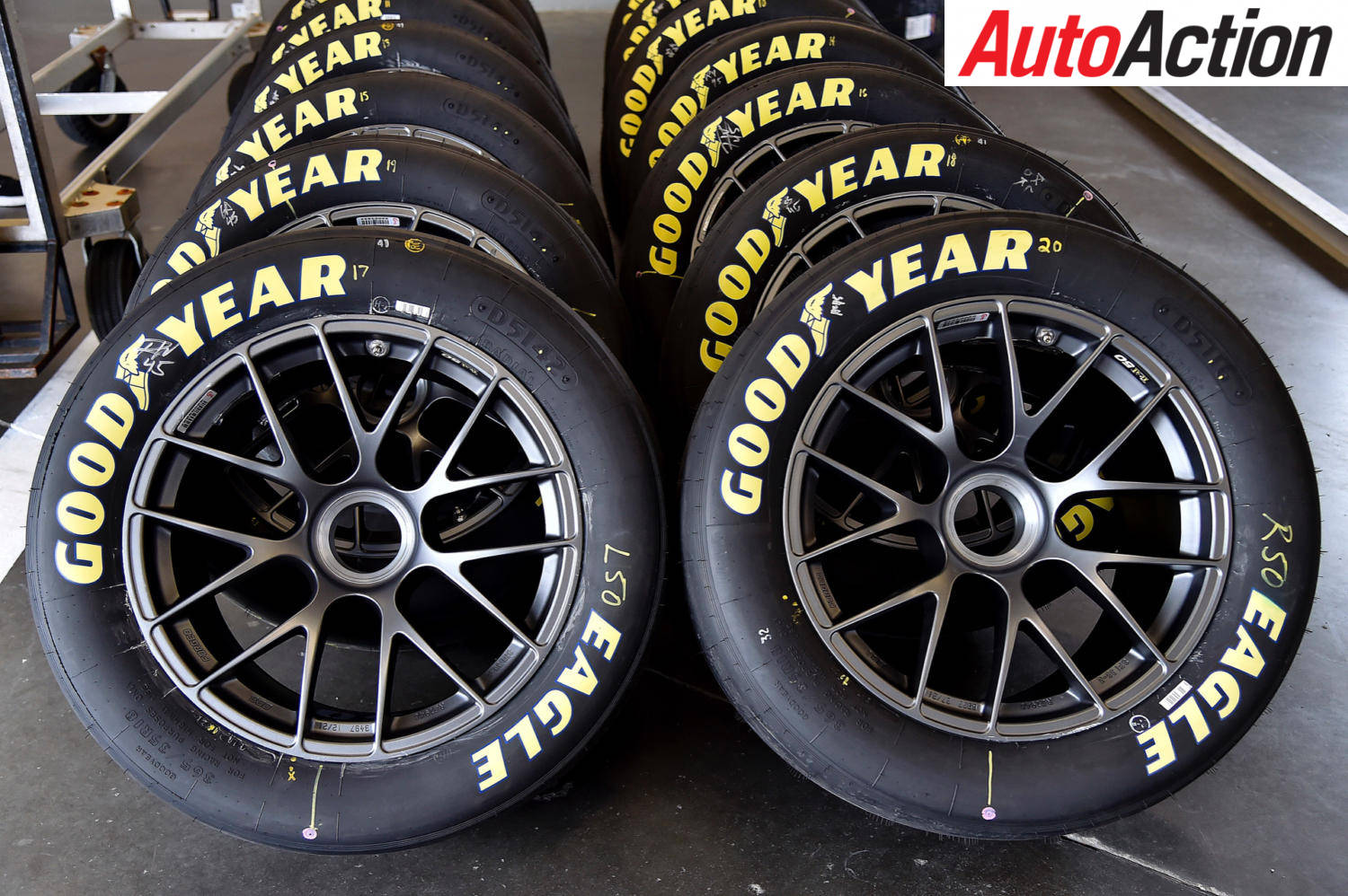 Trải Nghiệm Đua Xe Đỉnh Cao Với Lốp Goodyear Hình nền