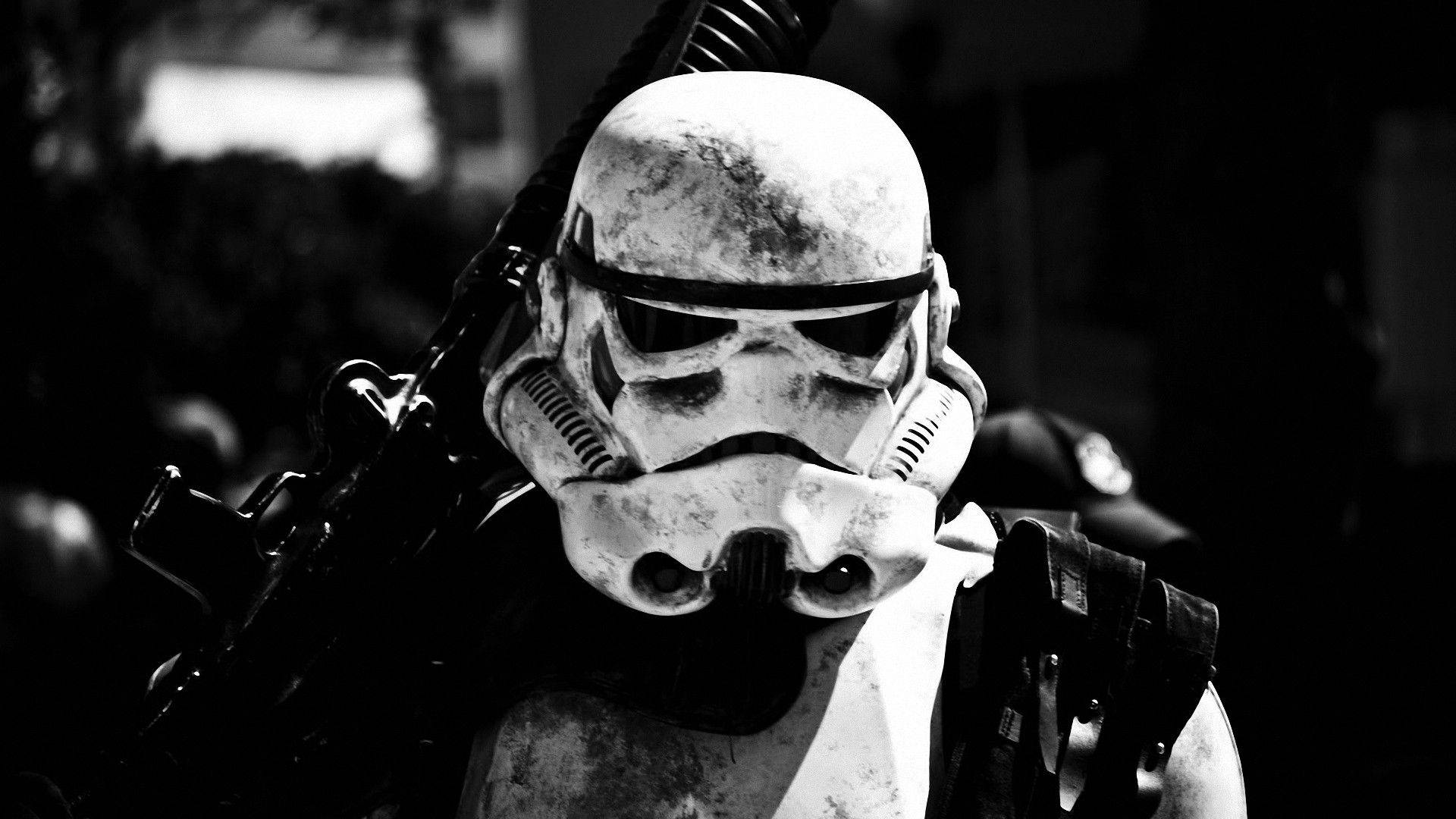 Hình nền Star Wars về Stormtrooper đứng trên hành tinh sẵn sàng chiến đấu cầm vũ khí.