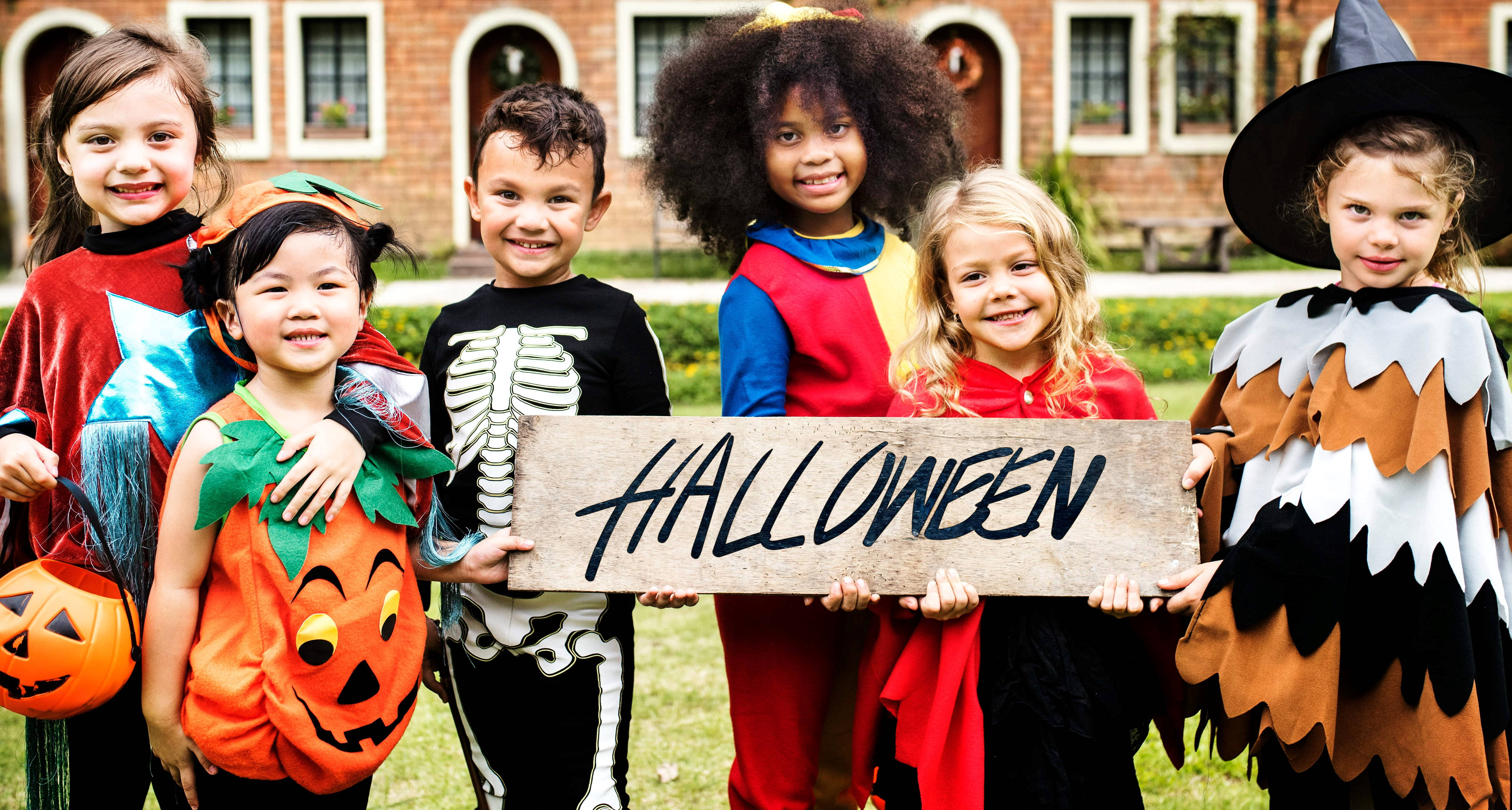 Trang phục Halloween dễ thương cho trẻ em Hình nền