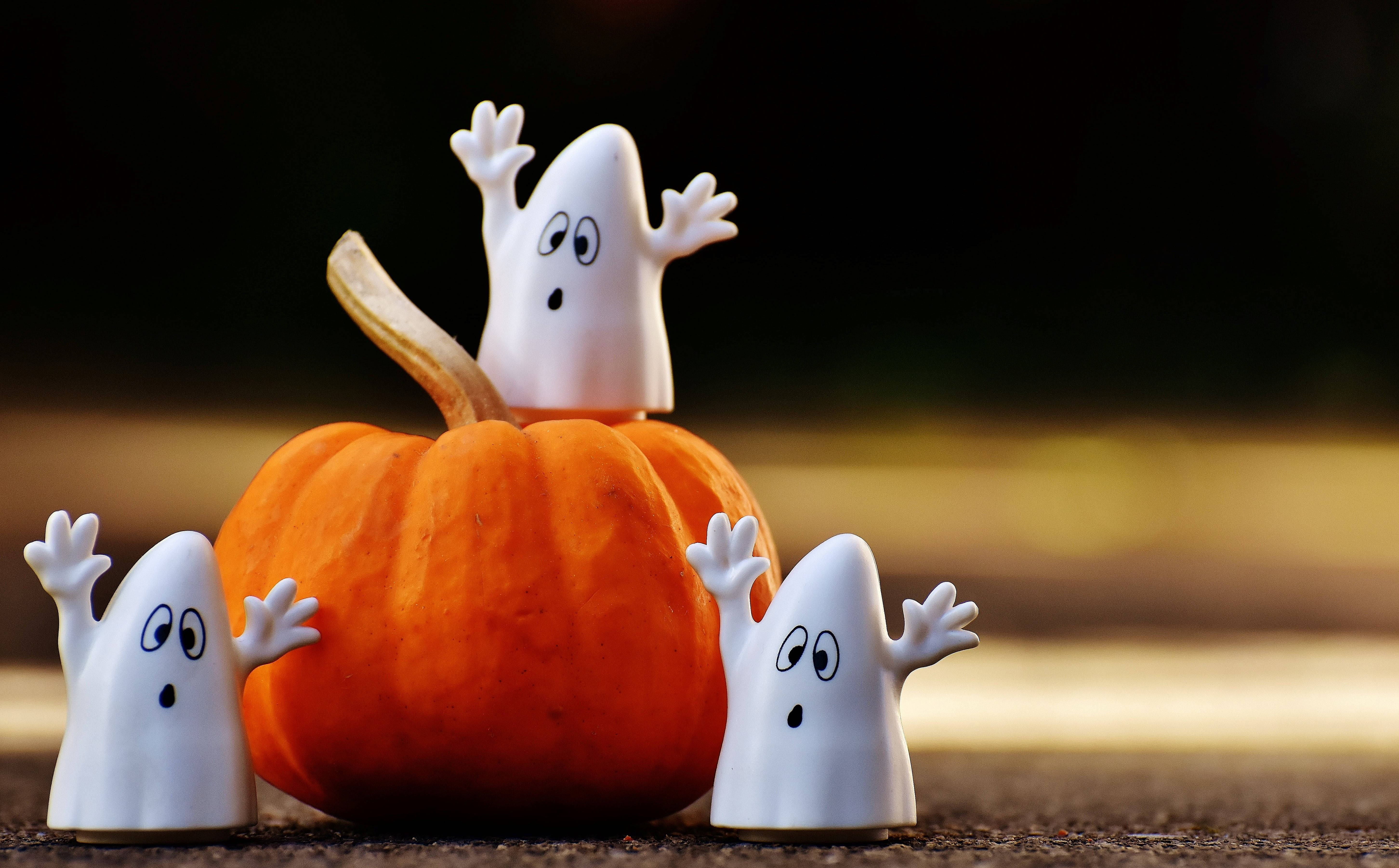 Trang trí Halloween với những hồn ma trắng dễ thương Hình nền