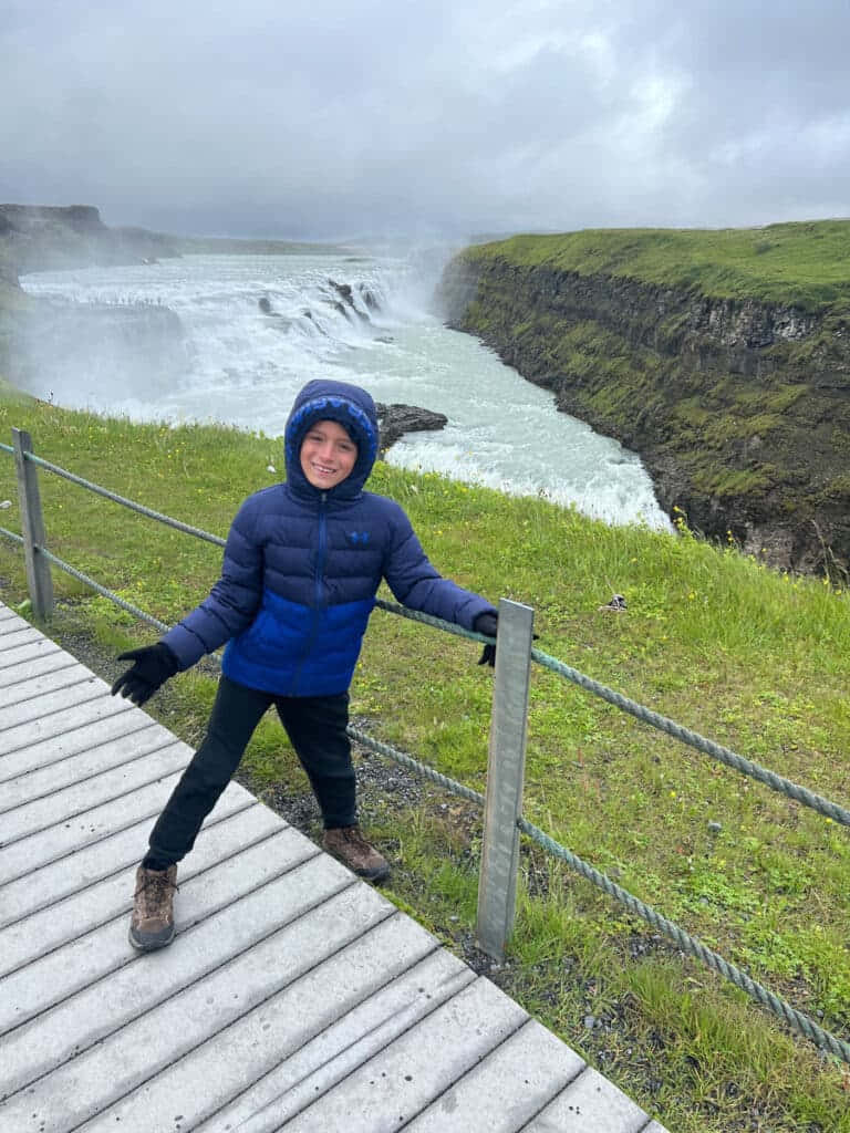 Trẻ em tham quan thác Gullfoss ở Tây Nam Iceland Hình nền