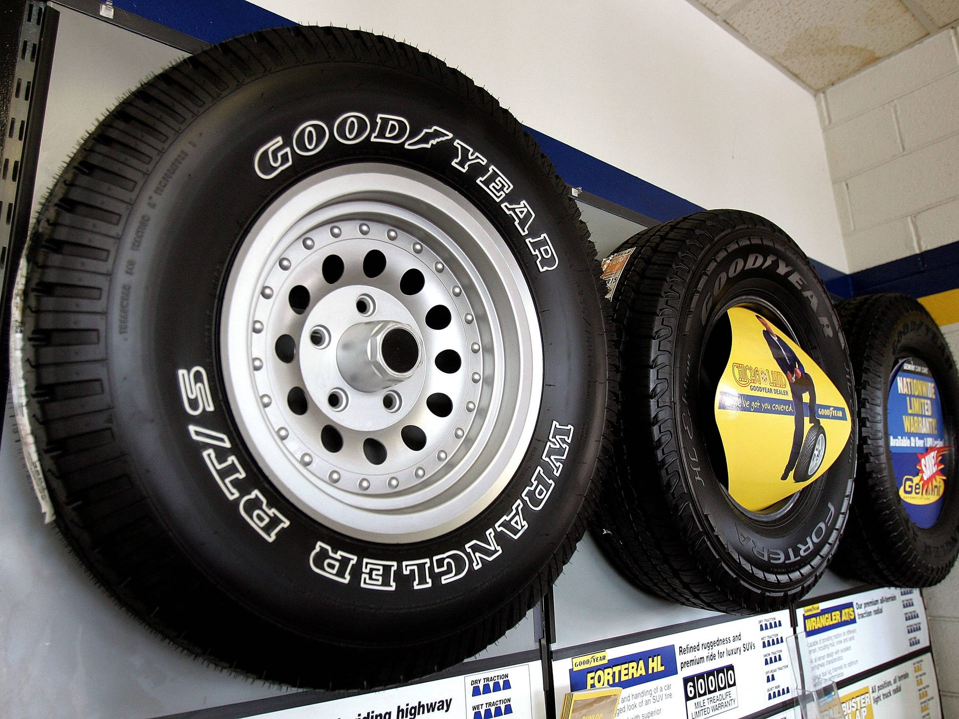 Lốp Goodyear treo tường