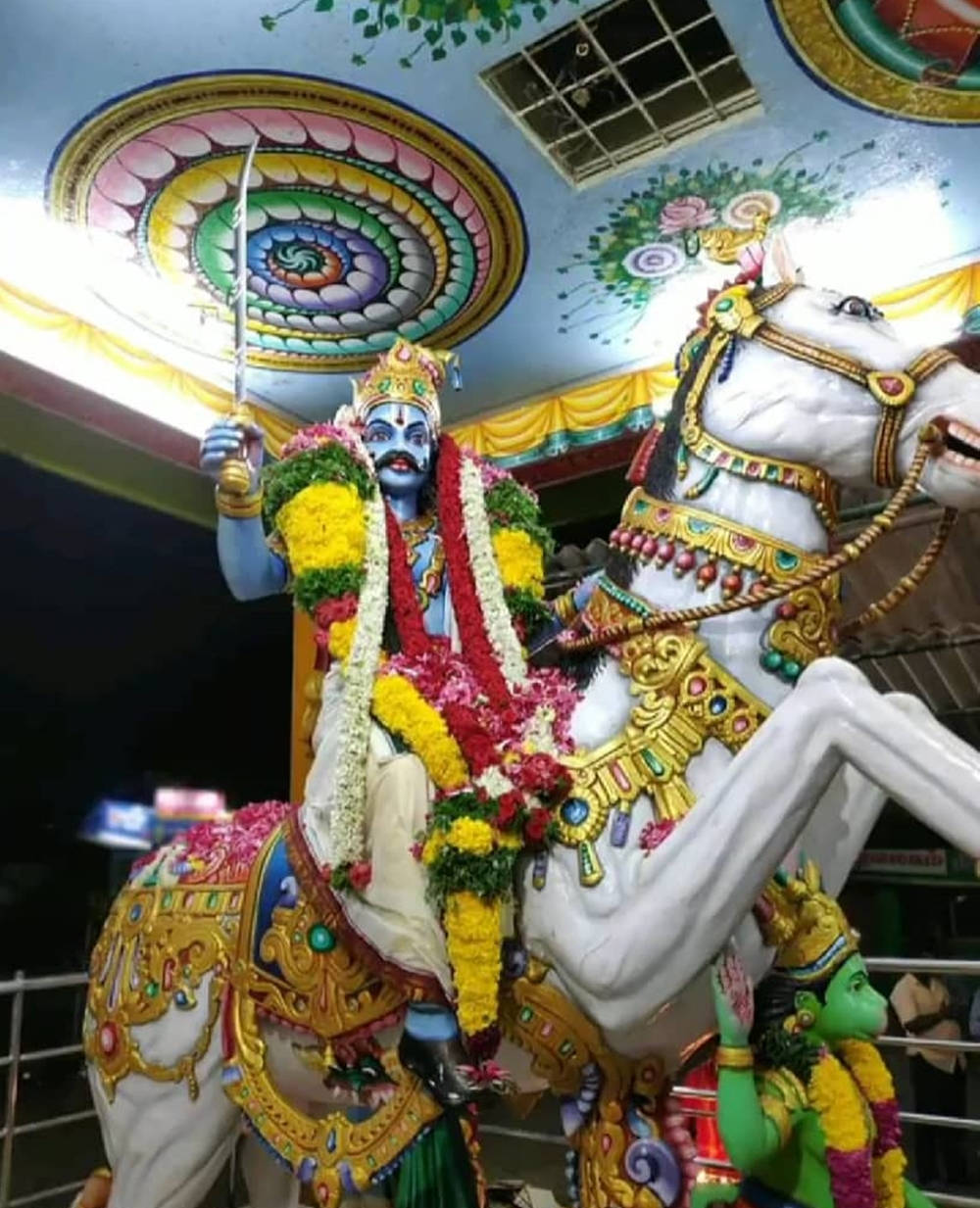Tượng Karuppasamy Cưỡi Ngựa Trắng