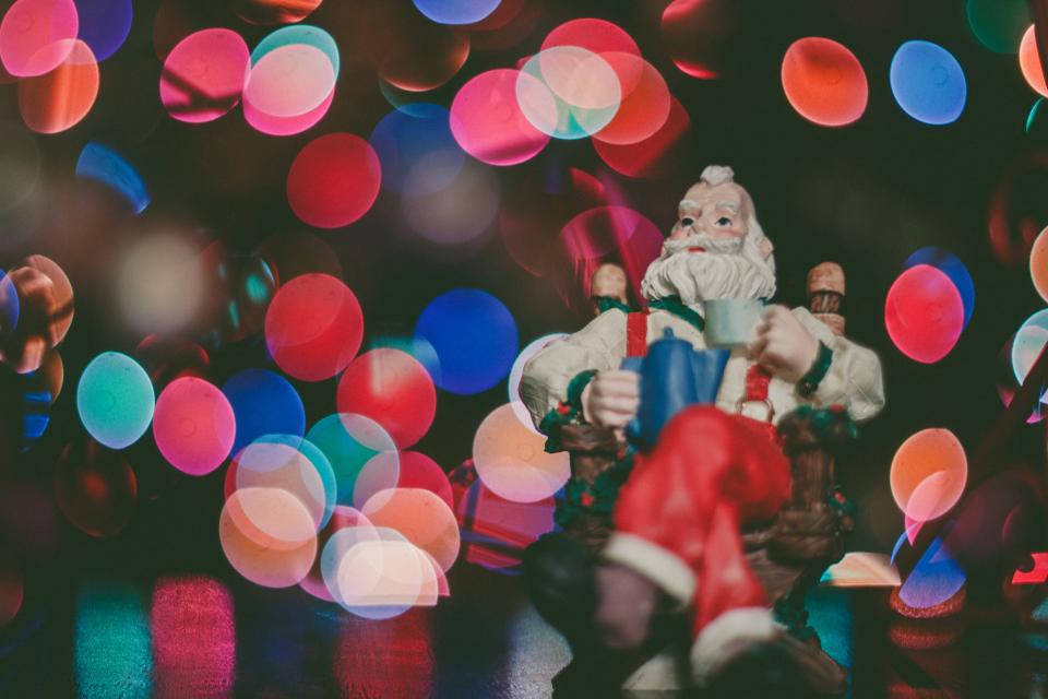 Tượng Ông Già Noel Và Đèn Giáng Sinh Sắc Màu Hình nền