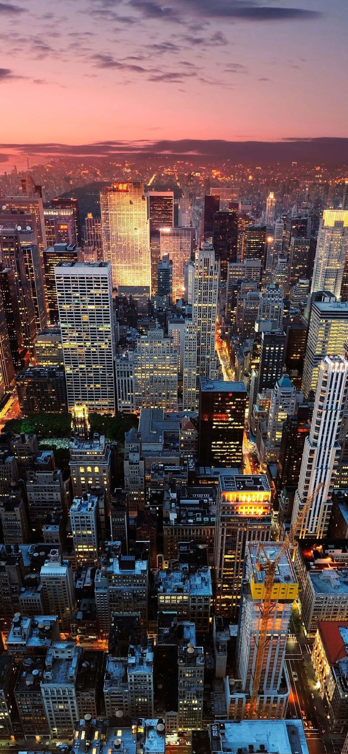 Đường chân trời New York đầy mây và sương mù nhìn qua iPhone X Hình nền