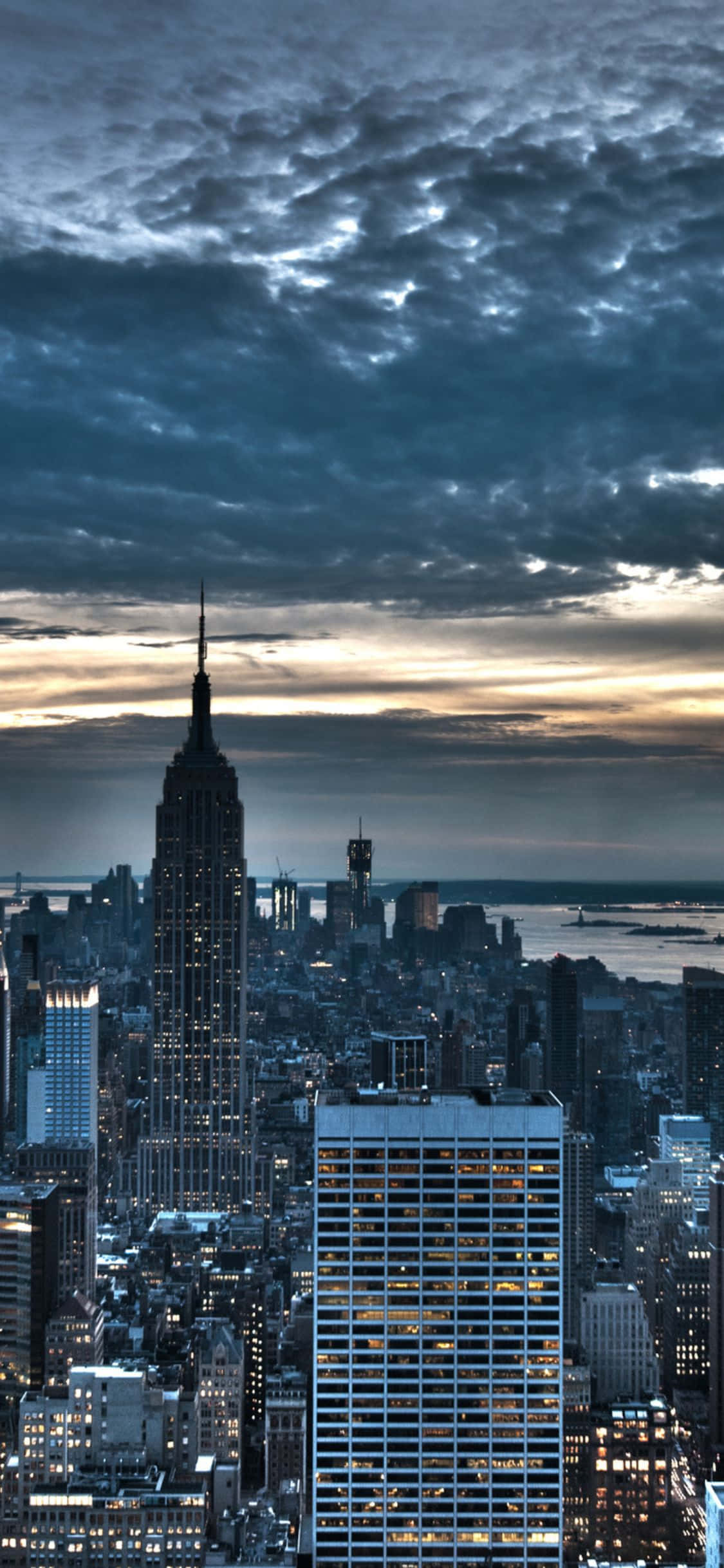 Đường chân trời về đêm hùng vĩ và tráng lệ của Thành phố New York trên iPhone XS. Hình nền