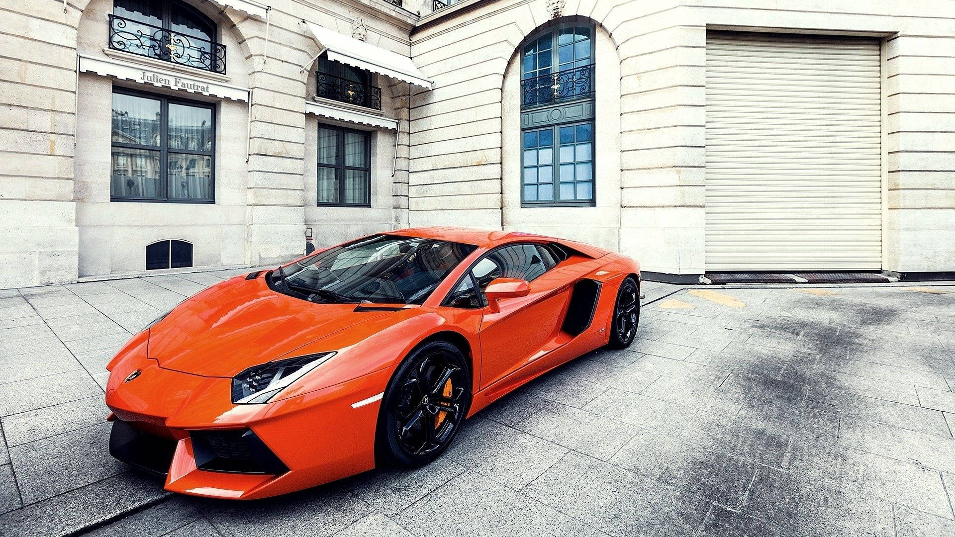 Đường phố London rực sáng bởi Lamborghini Aventador màu cam Hình nền