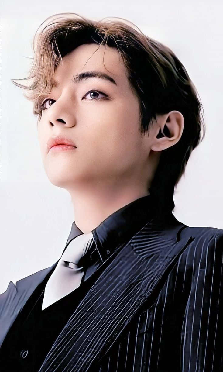V của BTS mỉm cười tại sự kiện quảng bá. Hình nền