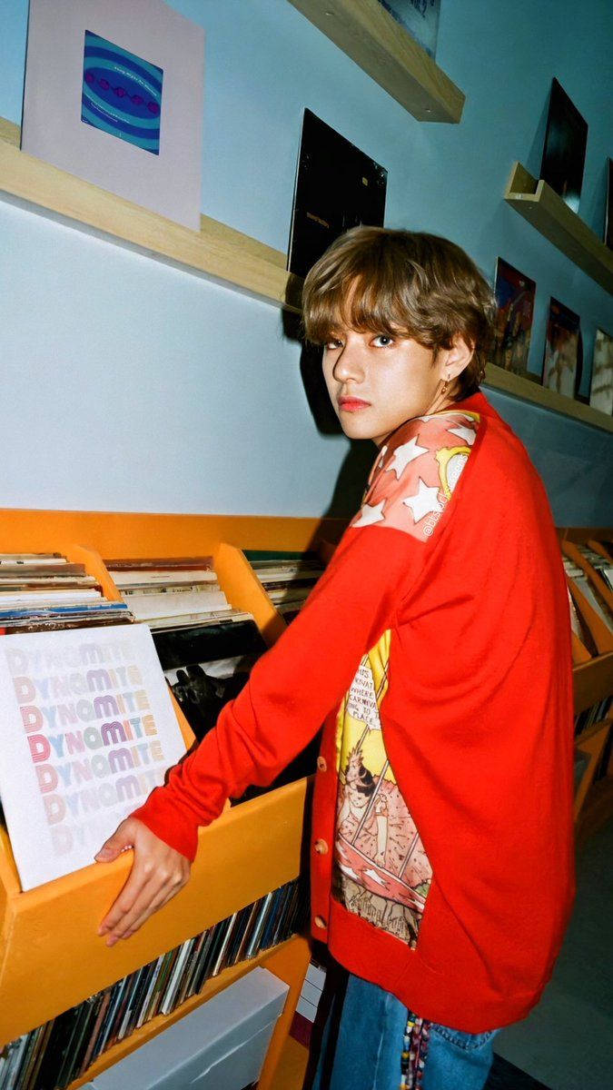 V với đĩa than Dynamite của BTS Hình nền