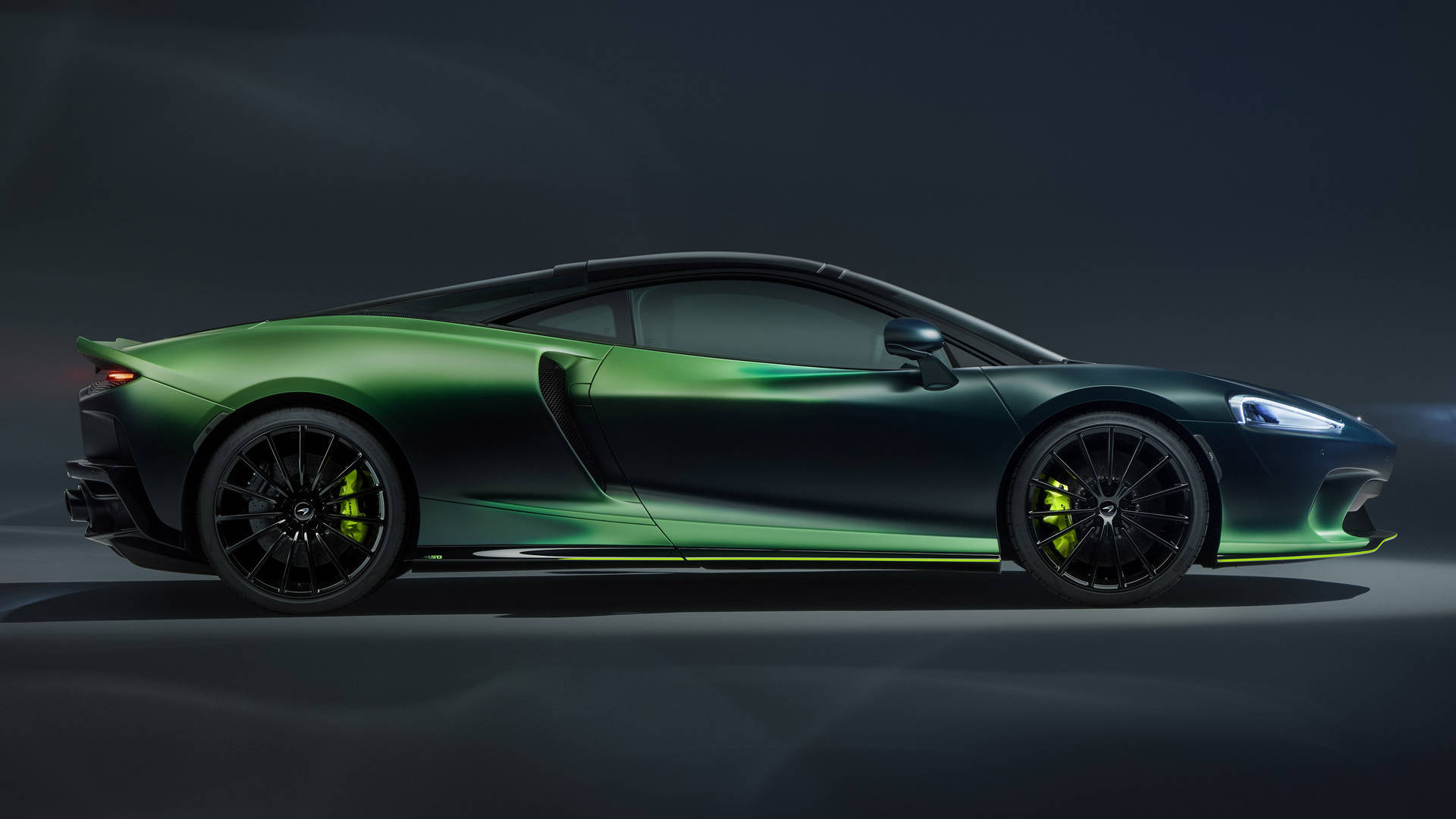 Vẻ Đẹp Huyền Bí Của Xe McLaren GT Verdant Trong Chủ Đề Tối Hình nền