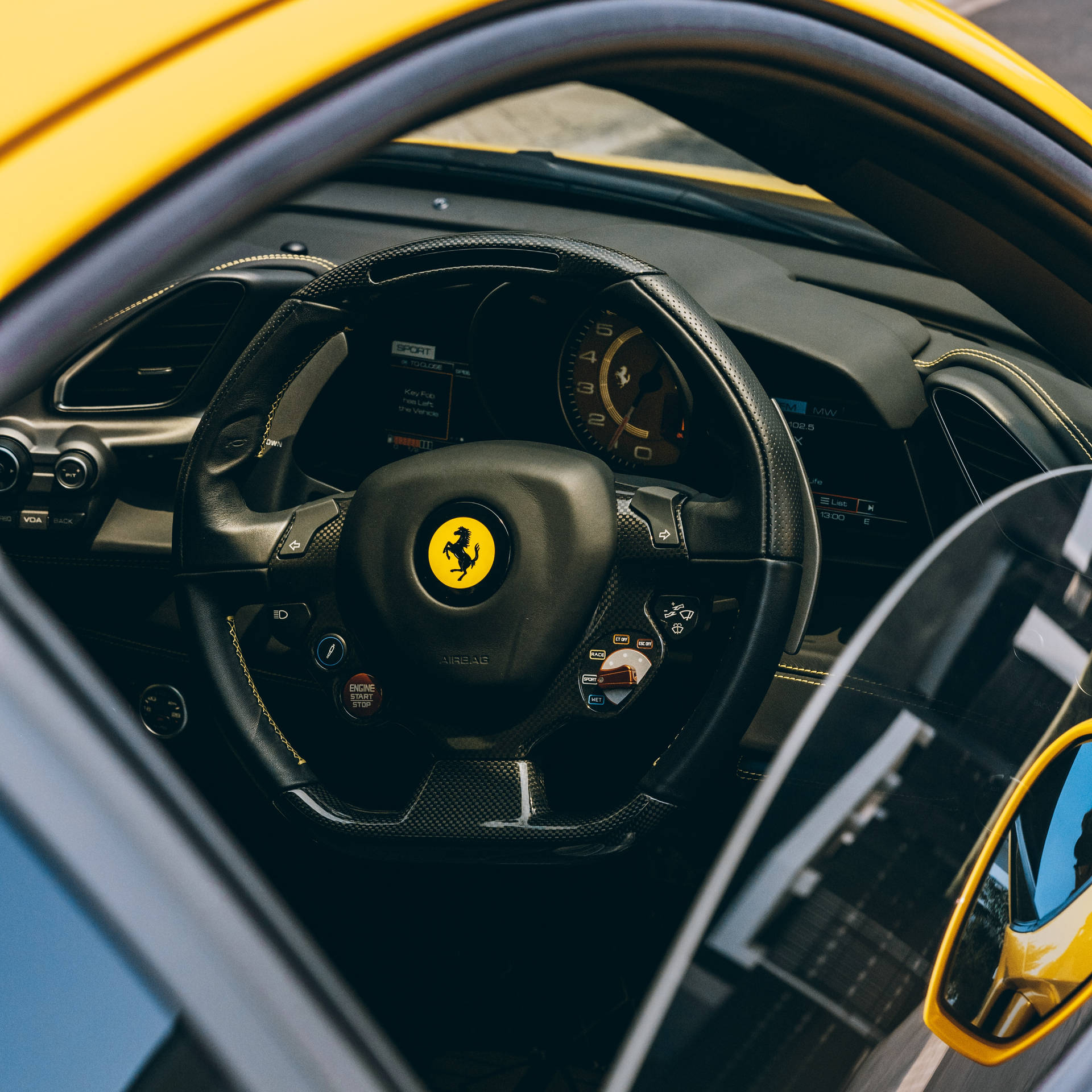 Hình nền máy tính nội thất Ferrari vô lăng đồng hồ tốc độ logo.