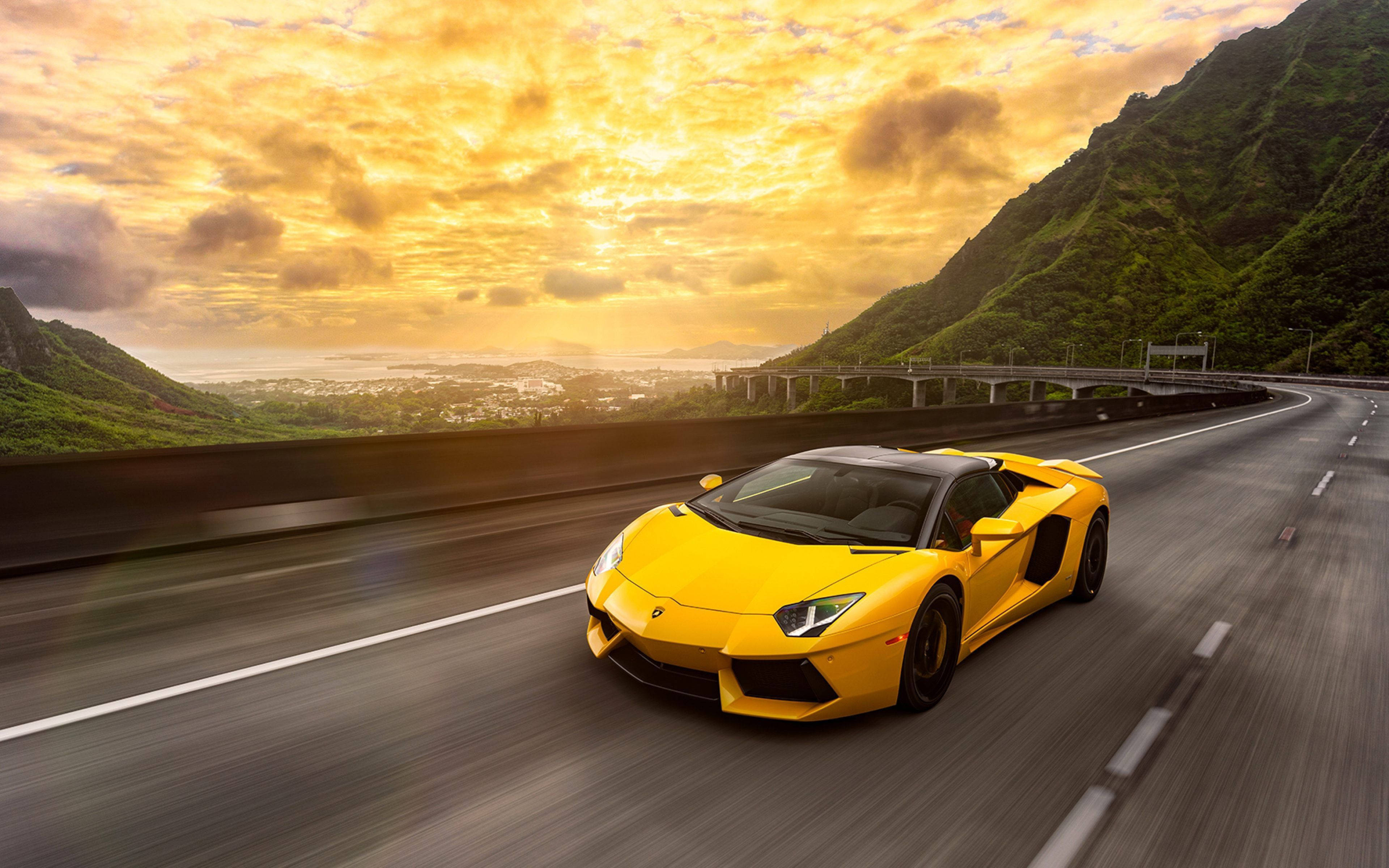 Xe 4K Lamborghini Aventador màu vàng Hình nền