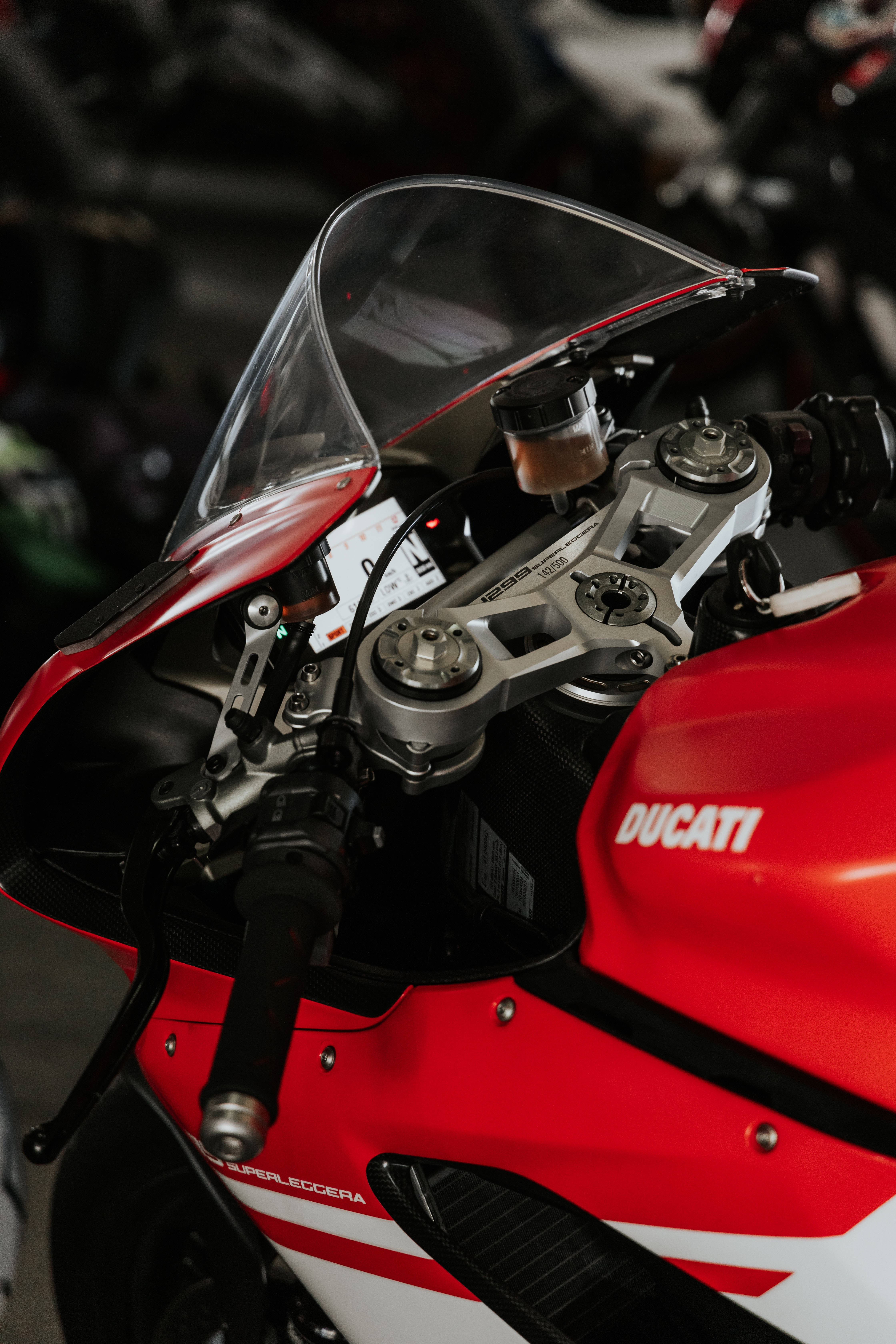 Xe đạp Ducati đỏ ấn tượng nhìn từ bên Hình nền