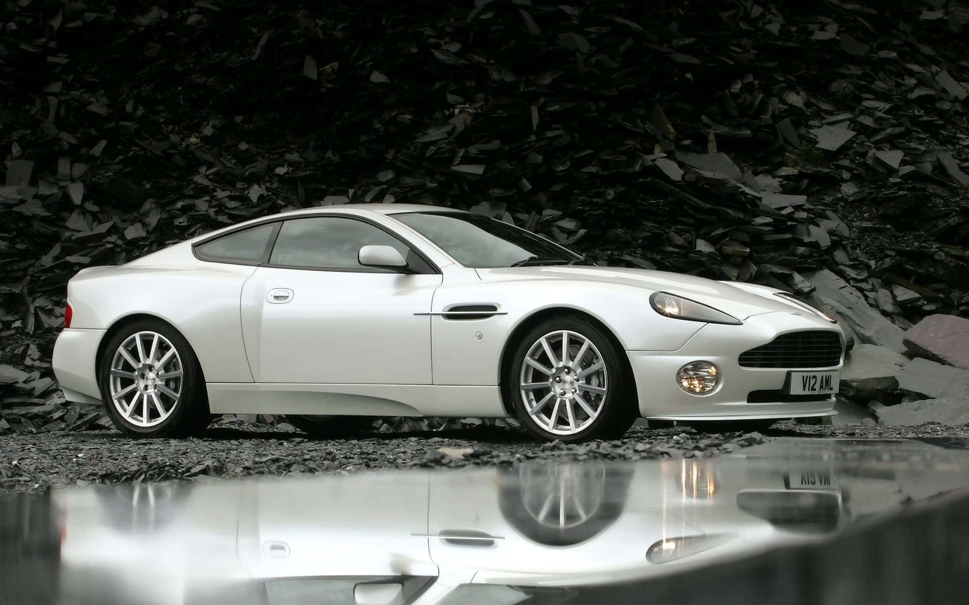 Xe Aston Martin Vanquish sang trọng và mạnh mẽ Hình nền