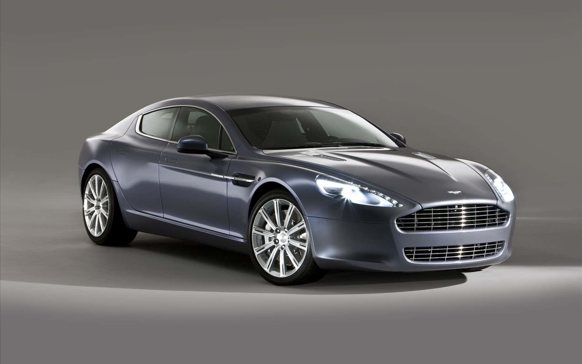 Xe Aston Martin Rapide S tinh tế đang chuyển động Hình nền
