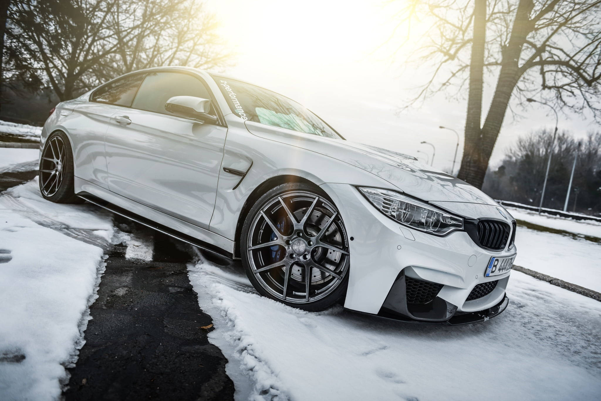 Xe BMW M4 Trắng Trên Nền Tuyết Hình nền
