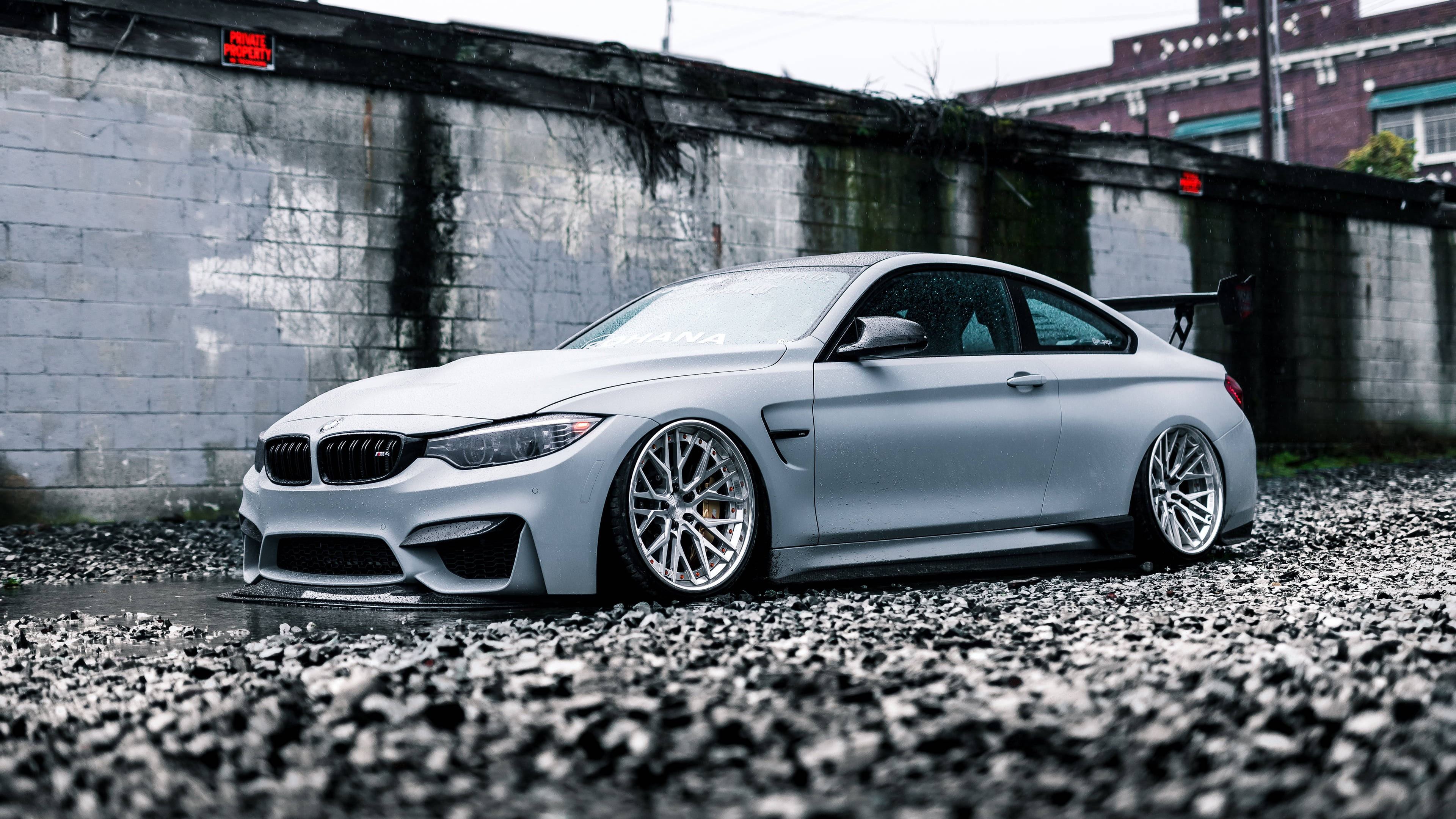 Xe BMW M4 Trắng Trên Nền Đá Hình nền