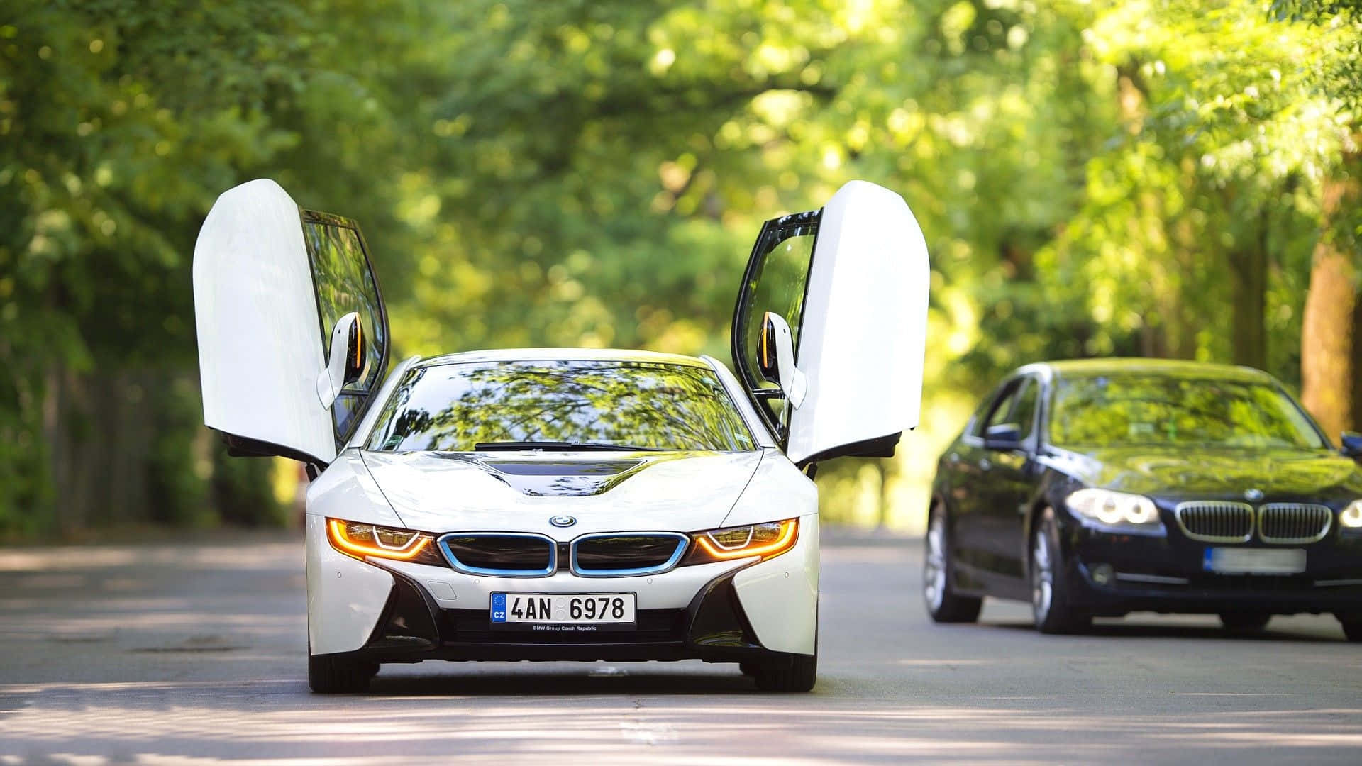Xe BMW trắng với cửa cánh chim Hình nền