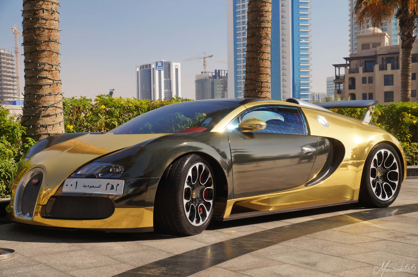 Xe Bugatti Veyron Màu Vàng Đậu Bên Đường Hình nền