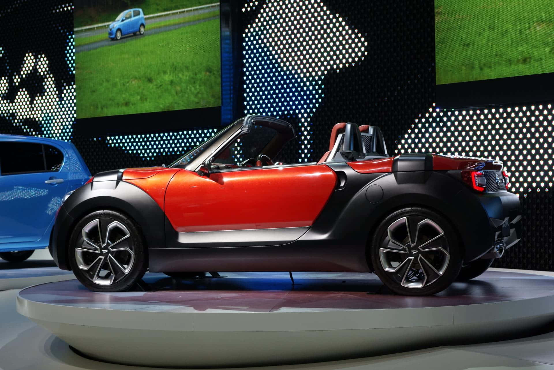 Xe Daihatsu đỏ bóng bẩy trên đường mở Hình nền