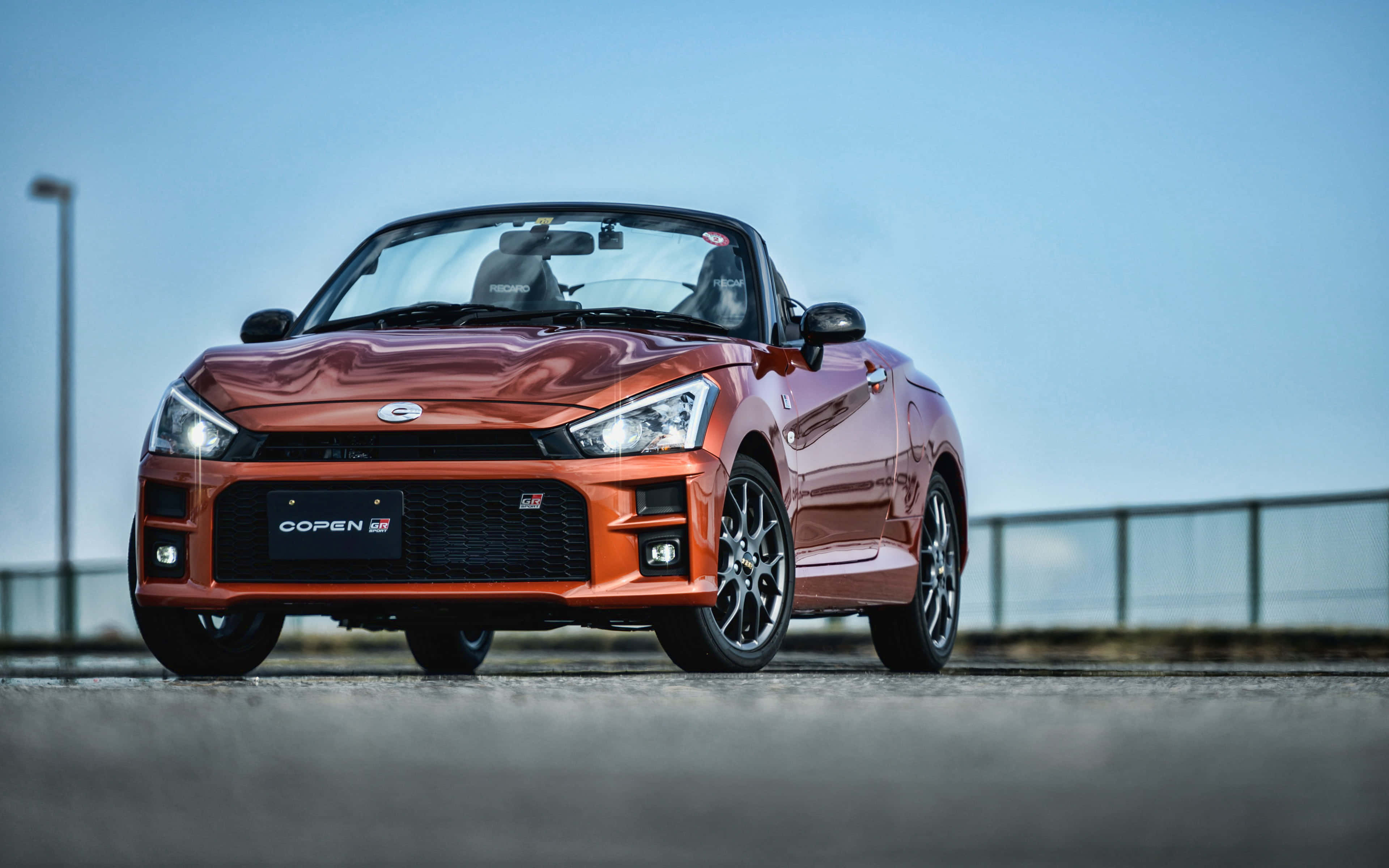 Xe Daihatsu Phong Cách Đang Lướt Trên Đường Mở Hình nền