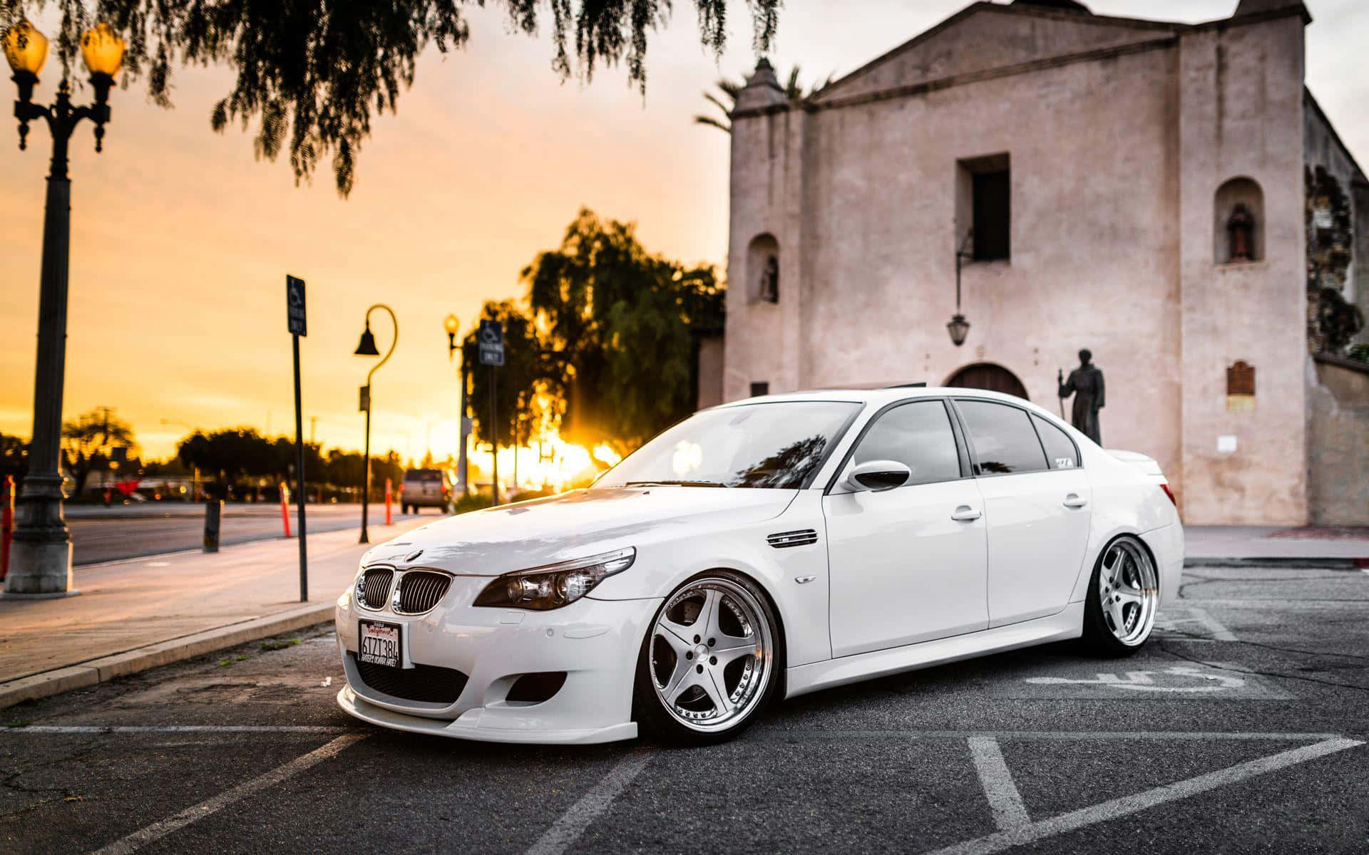 Xe Độ Màu Đỏ Khoe Nâng Cấp Hiệu Suất và Body Kit Tùy Chỉnh Hình nền