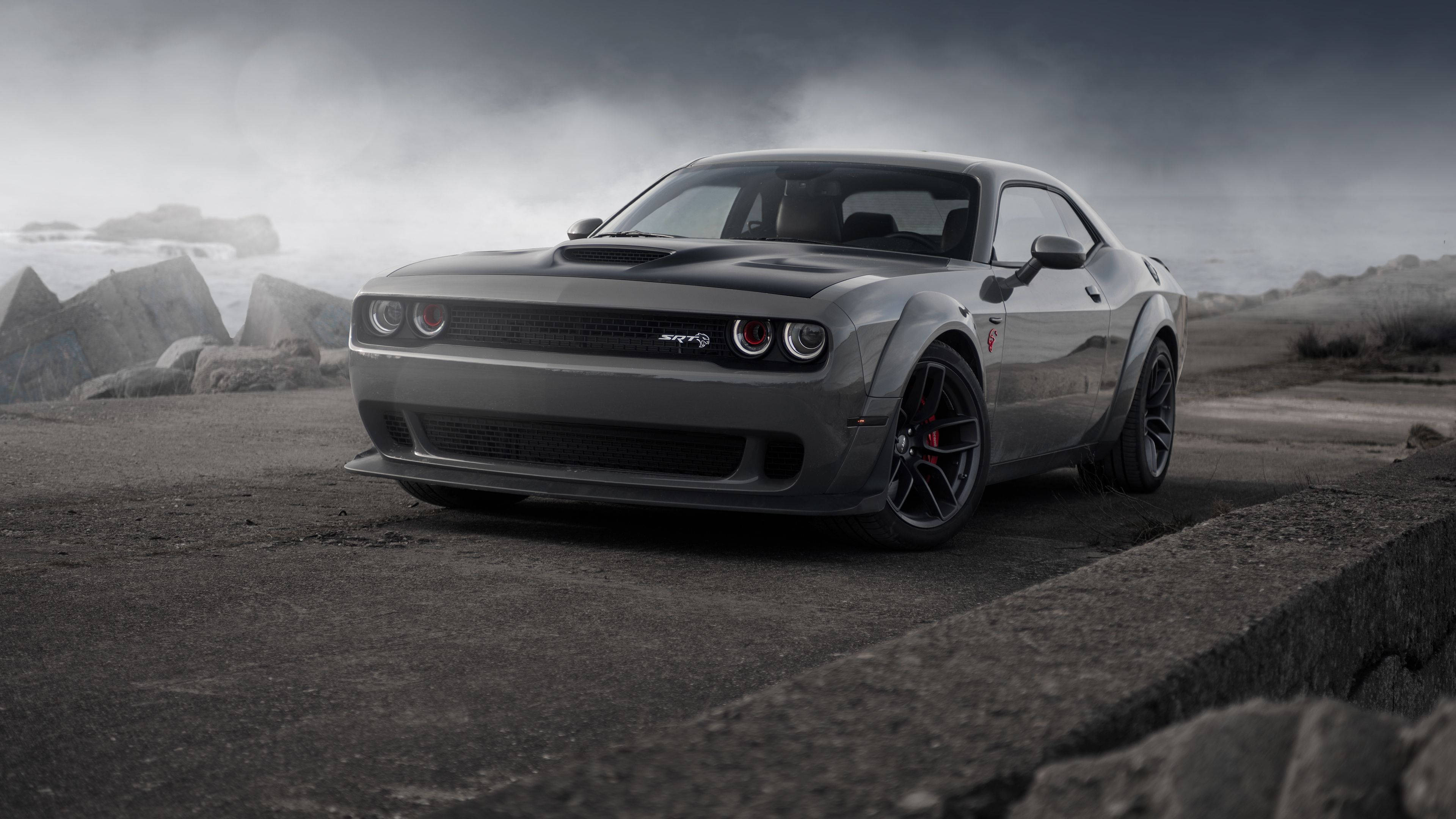 Sức Mạnh Thanh Lịch: Dodge Challenger Demon Màu Xám Trên Đường Bê Tông 4K Hình nền