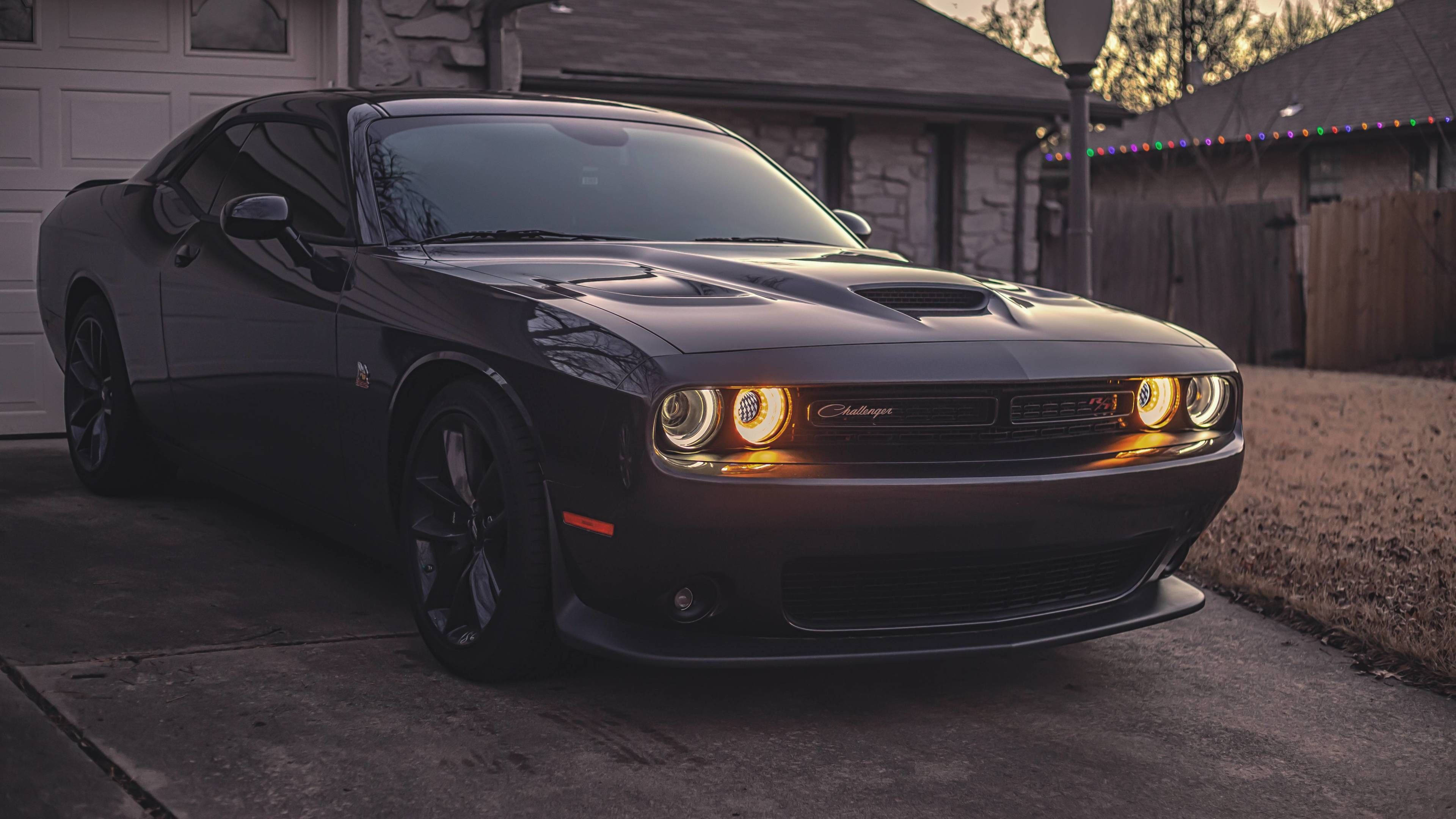 Xe Dodge Challenger Demon Màu Đen 4K Trước Cửa Ga-ra Hình nền