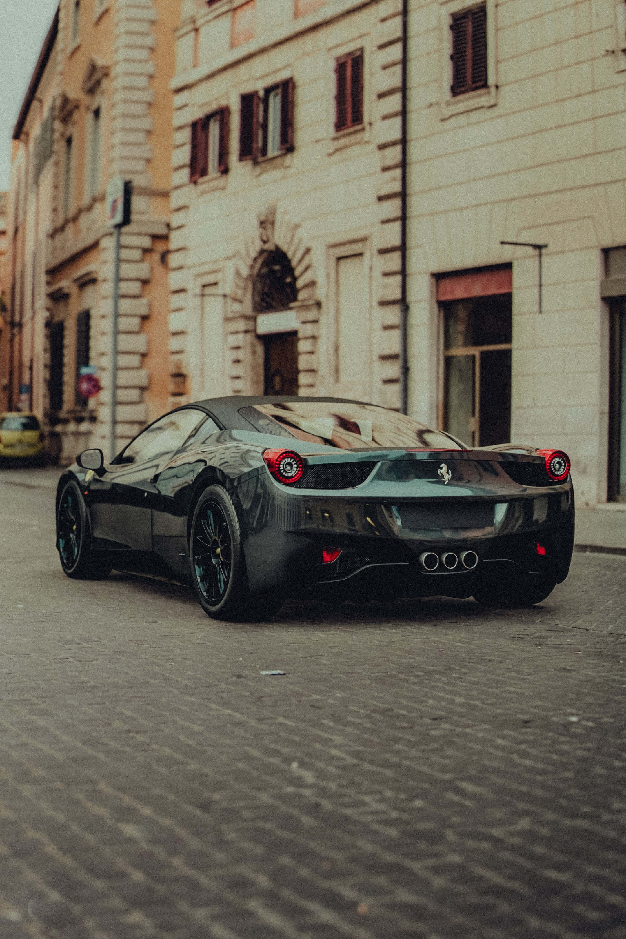 Xe Ferrari đỏ bóng bẩy trước đường chân trời ấn tượng Hình nền
