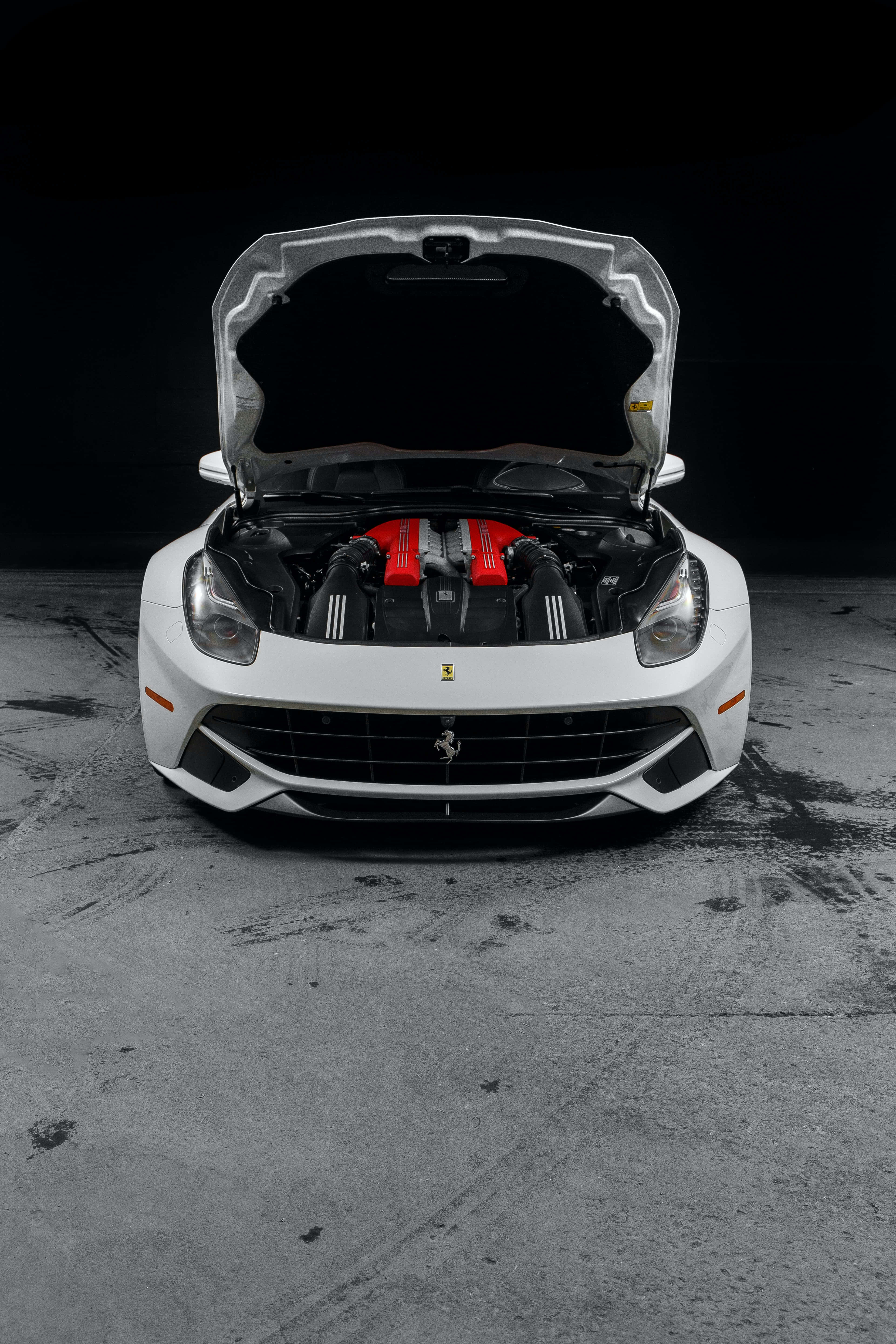 Xe Ferrari Đỏ Tốc Độ Uy Nghi Trên Bầu Trời Hoàng Hôn Hình nền