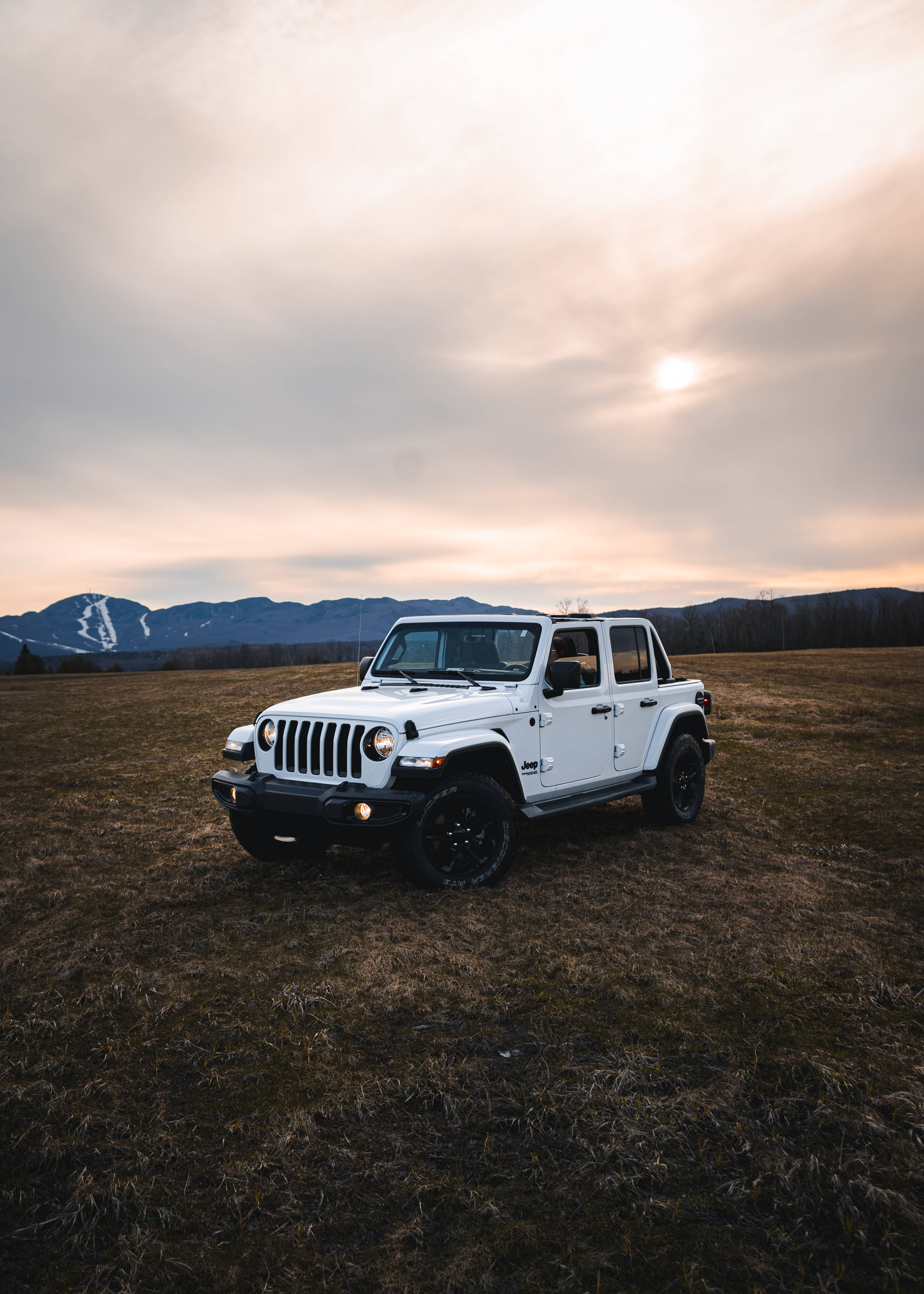 Xe Jeep Wrangler trắng tinh Hình nền