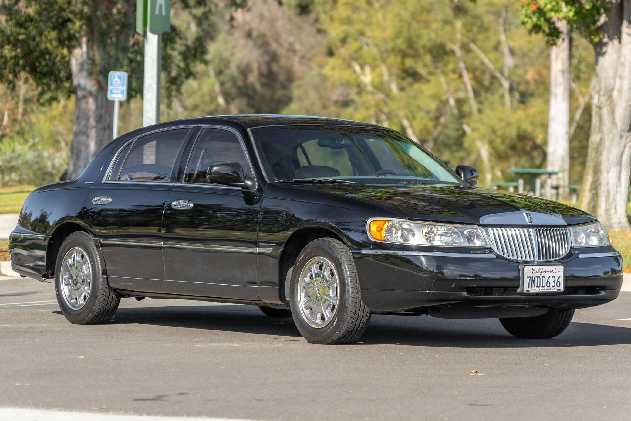 Xe Lincoln 2001 Đỗ Trong Bãi Đậu Xe Hình nền