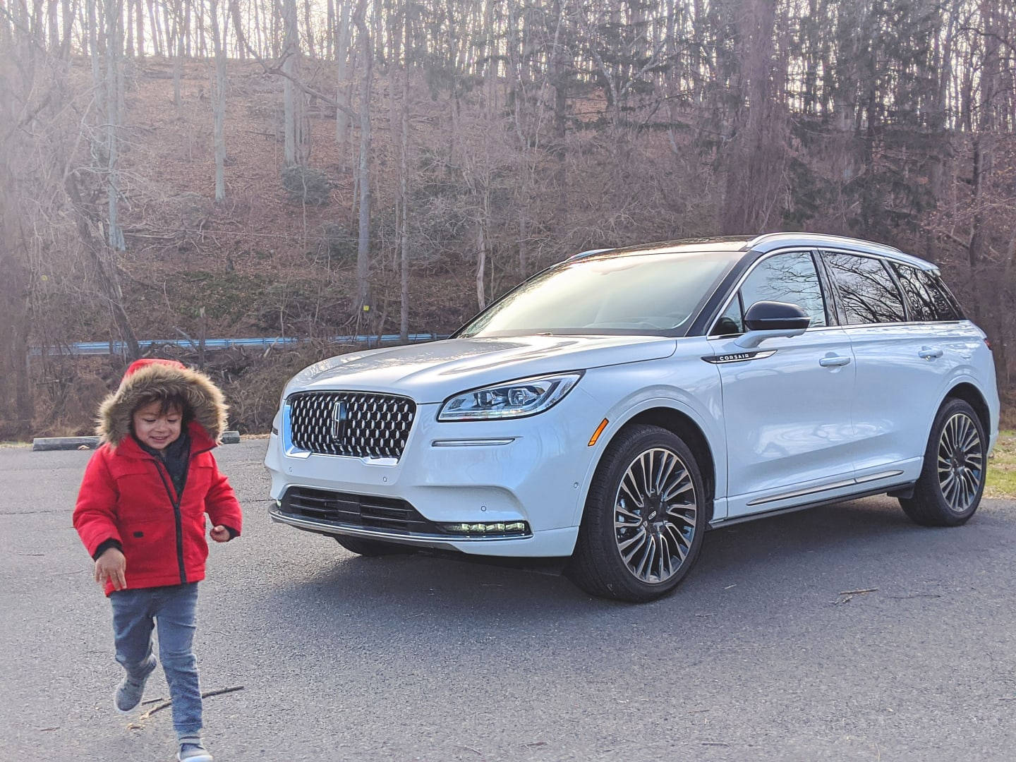 Xe Lincoln đỗ trên đồi