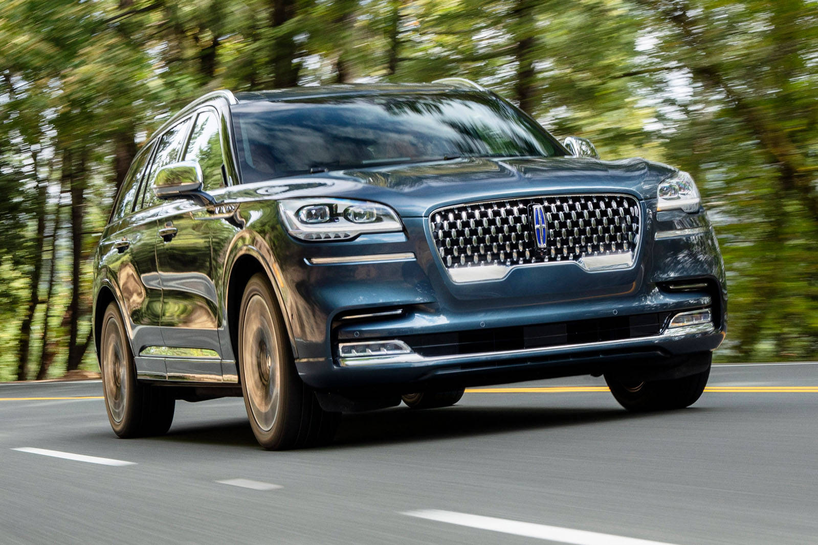 Xe Lincoln Navigator trên đường Hình nền