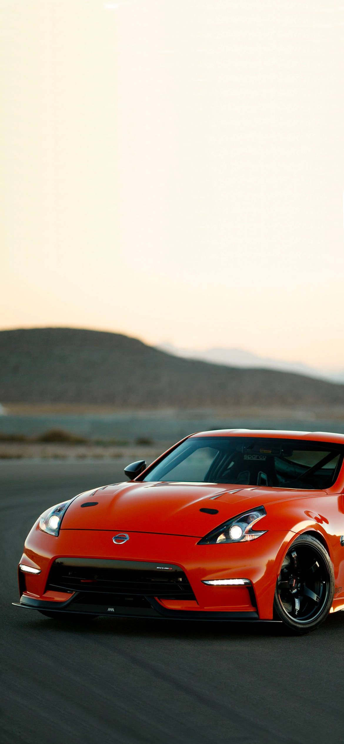Xe Nissan 370Z Màu Đỏ Với Một Ngọn Đồi Hình nền