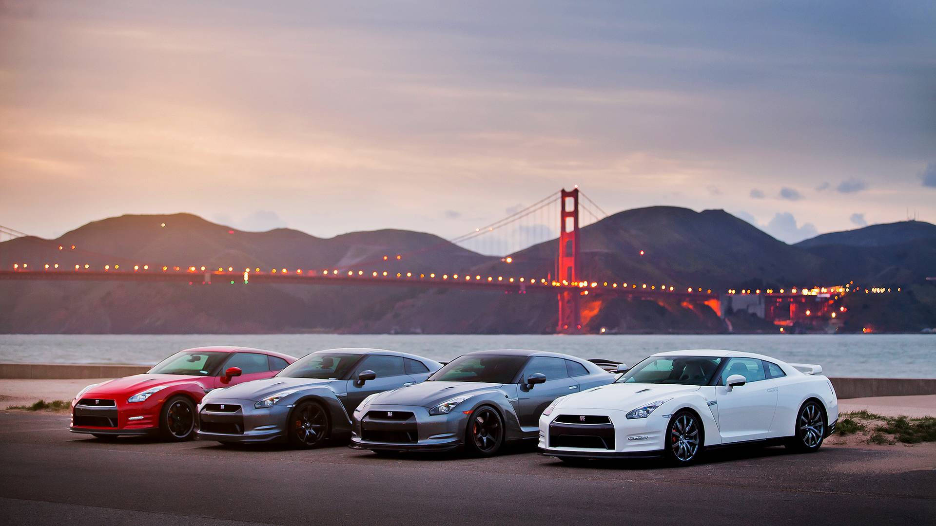 Xe Nissan GTR đỗ gần biển