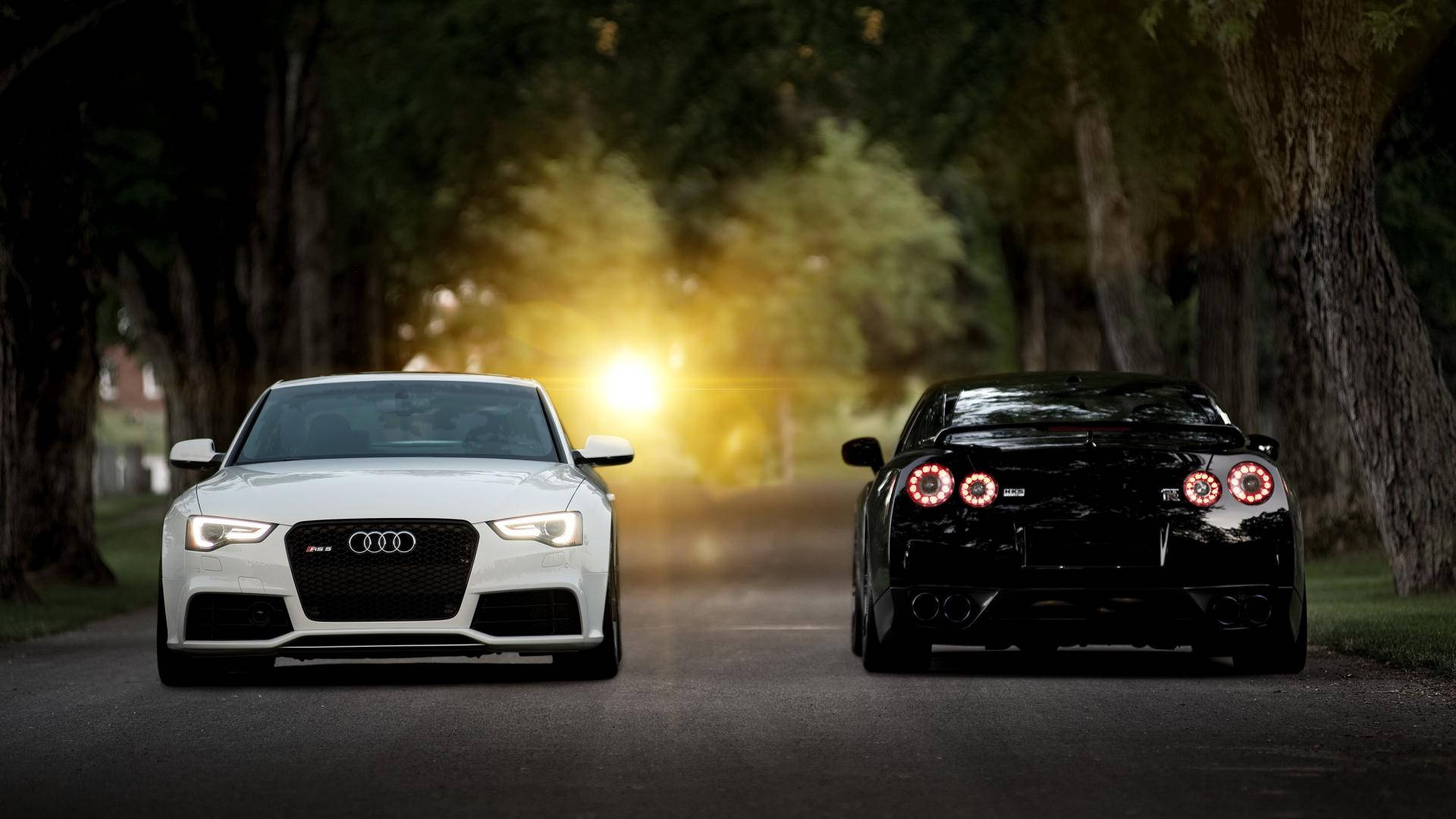 Xe Nissan GTR trắng đen trên đường