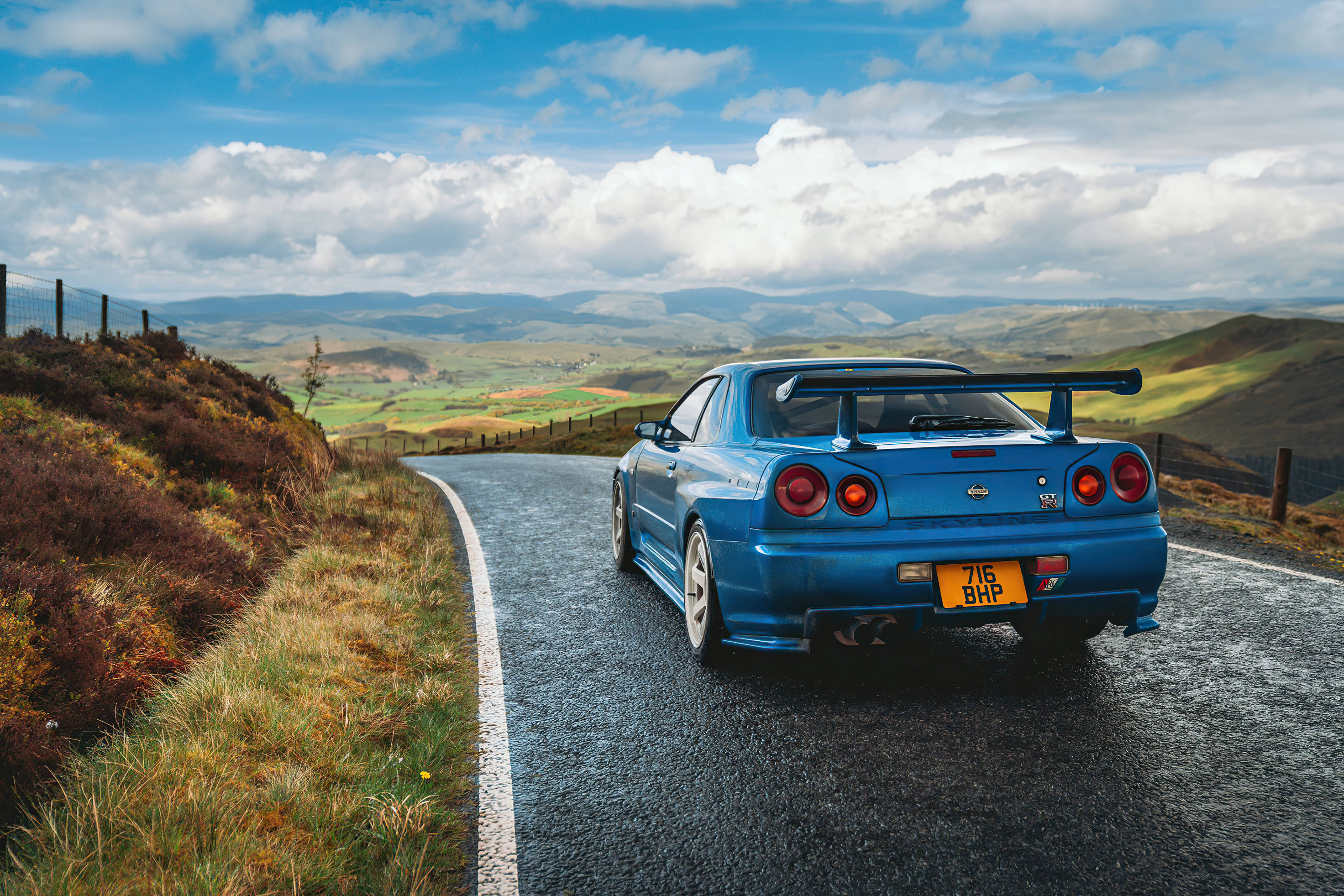 Xe Nissan Skyline GTR R34 Màu Xanh Trên Đồi Hình nền
