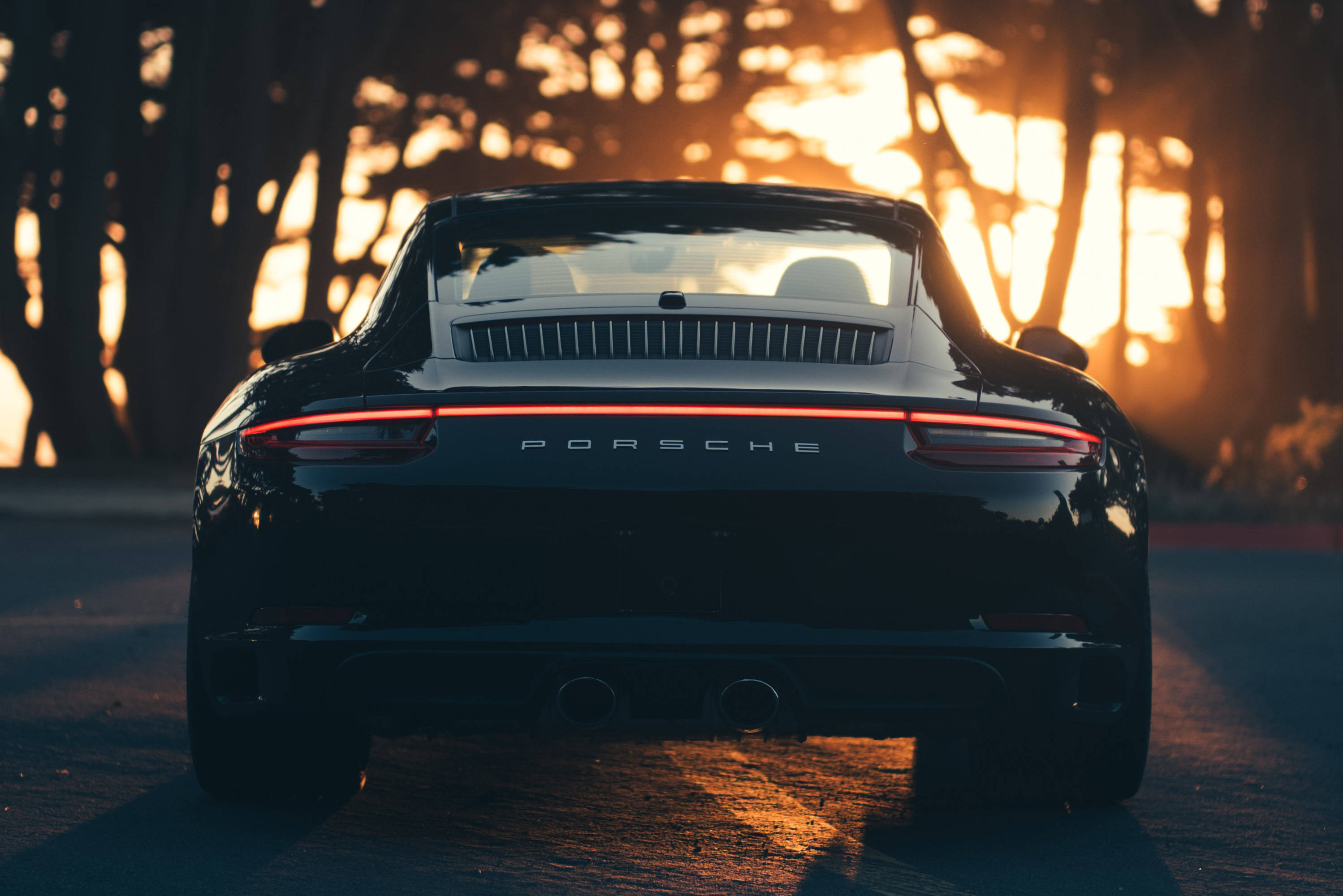 Xe Porsche 911 đen ngắm hoàng hôn Hình nền