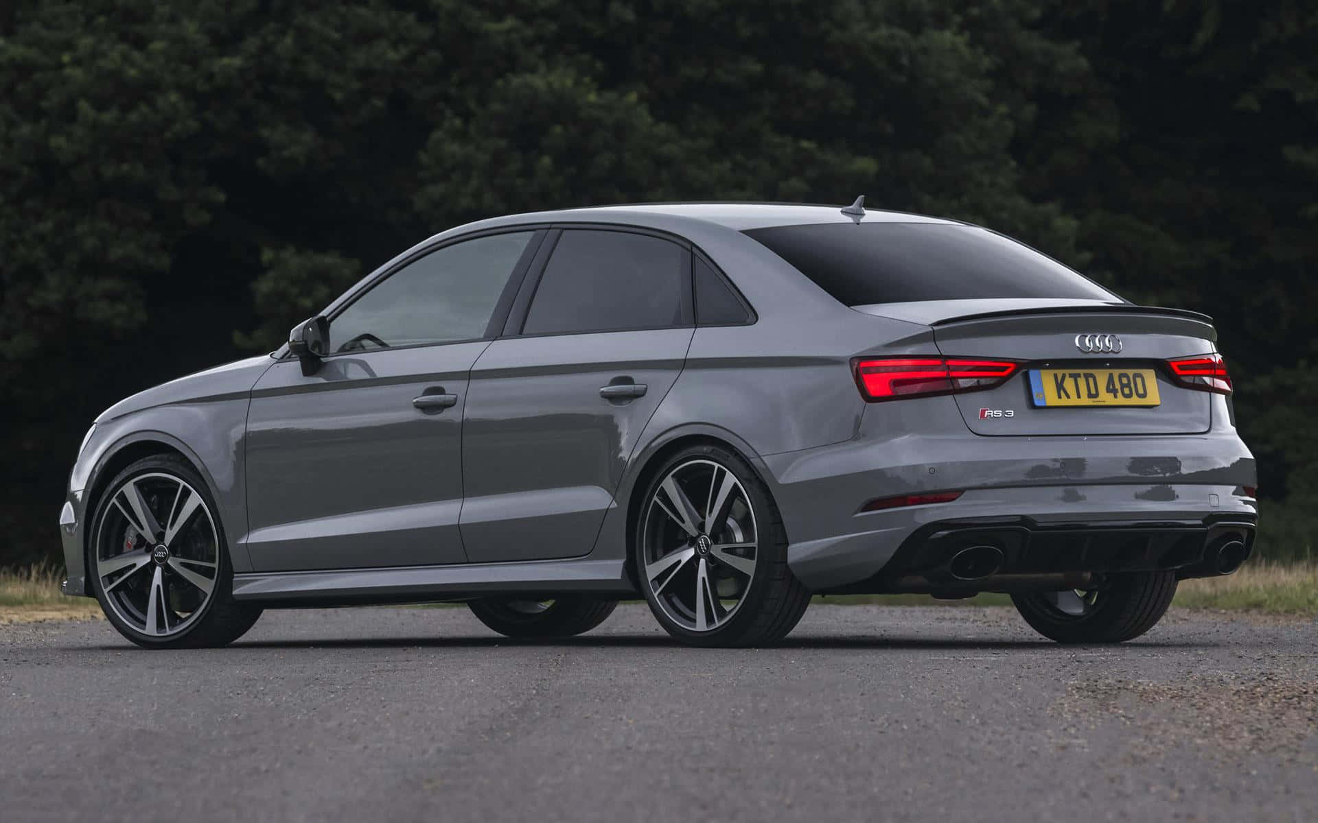 Xe sedan sang trọng lướt trên đường mở Hình nền