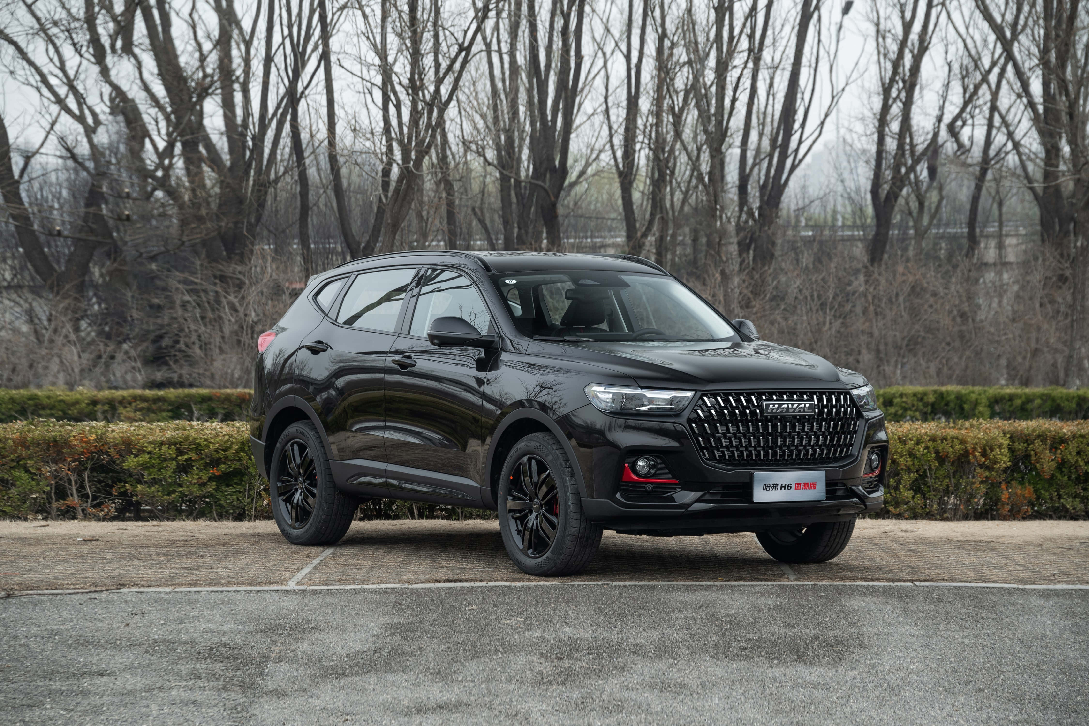 Xe SUV đầy phong cách của Haval đang lái trên đường Hình nền