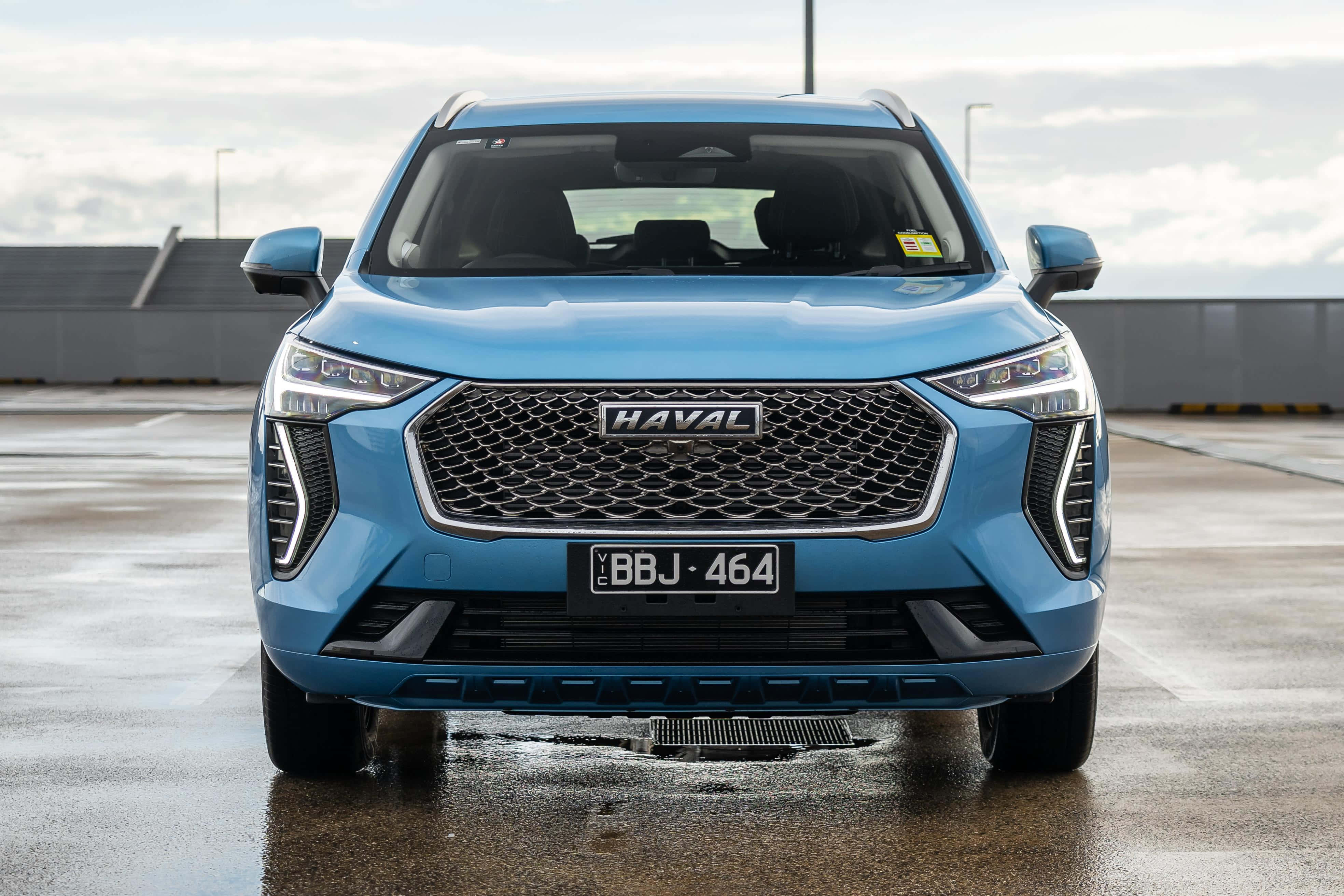 Xe SUV Haval Bóng Bẩy và Hiện Đại Lái Qua Cảnh Quan Rộng Lớn Hình nền