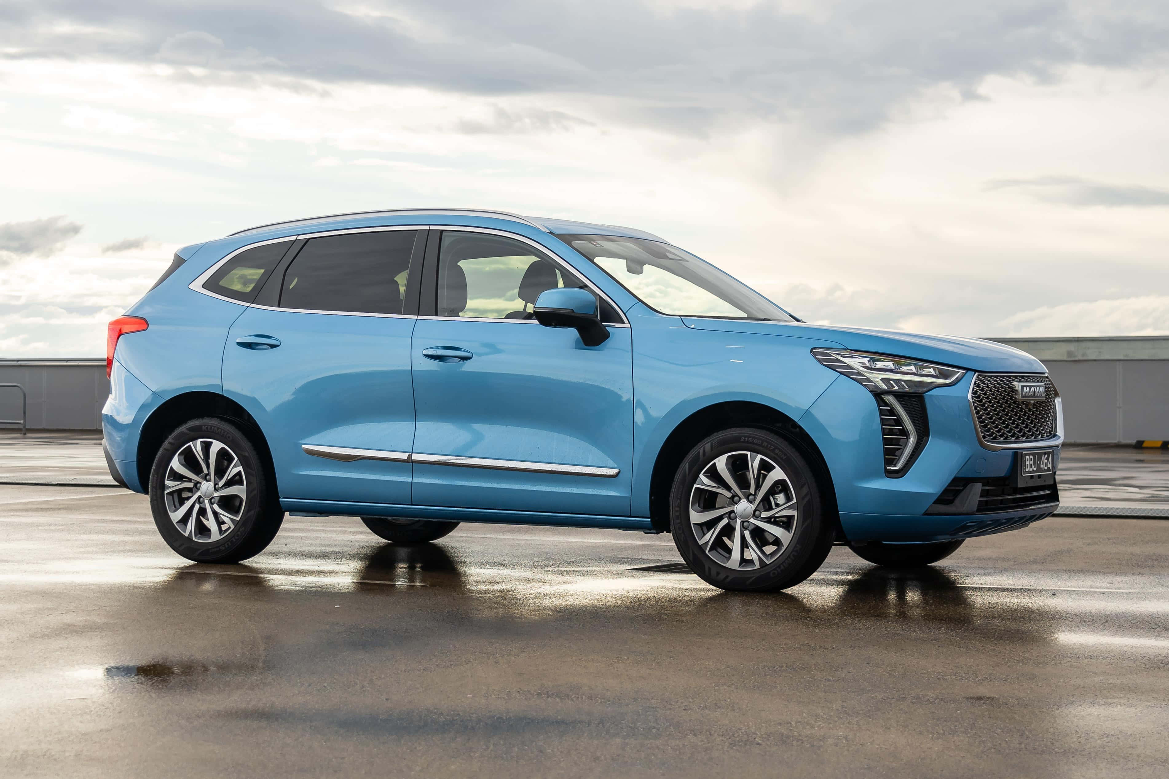 Xe SUV Haval Phong Cách Lái Qua Cảnh Quan Núi Non Hùng Vĩ Hình nền