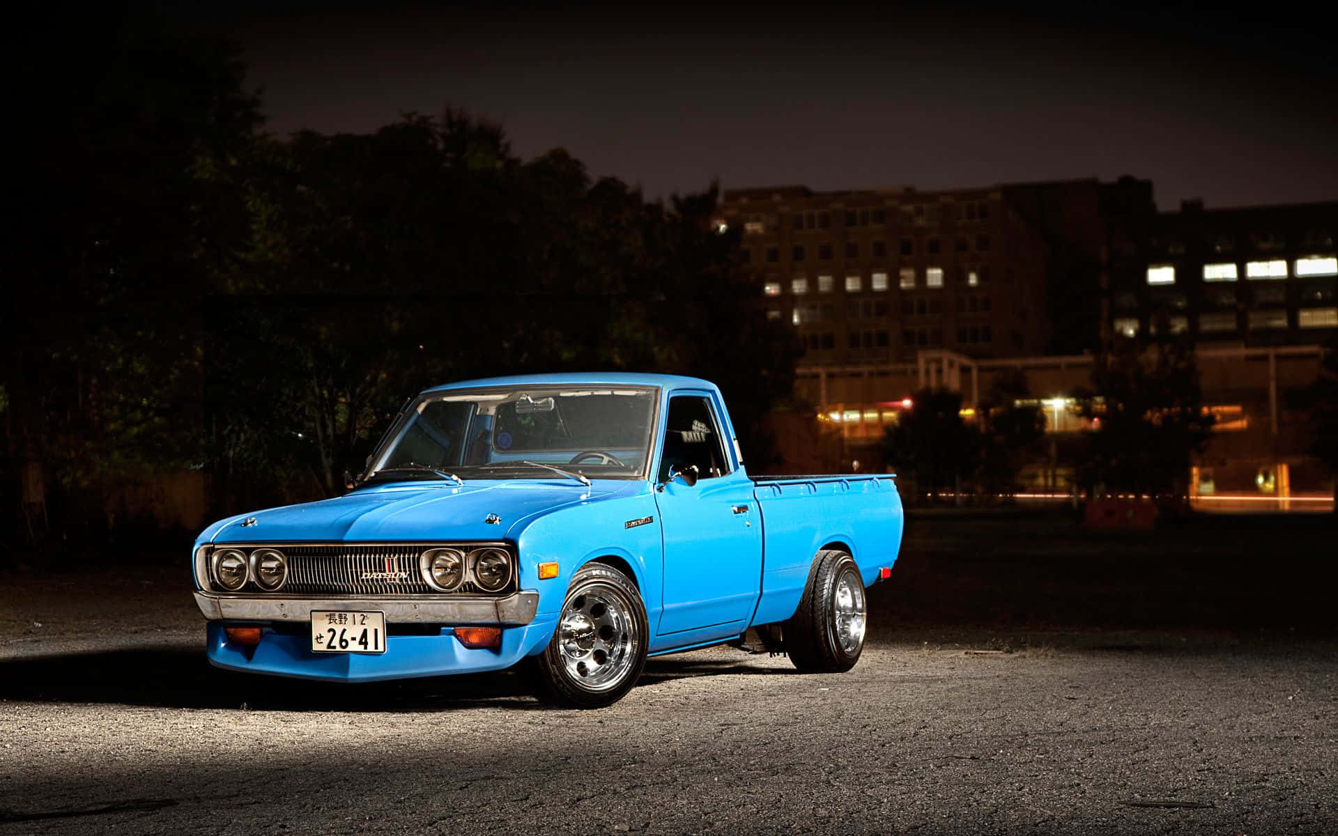 Xe Thể Thao Datsun Cổ Điển Trên Đường Hình nền