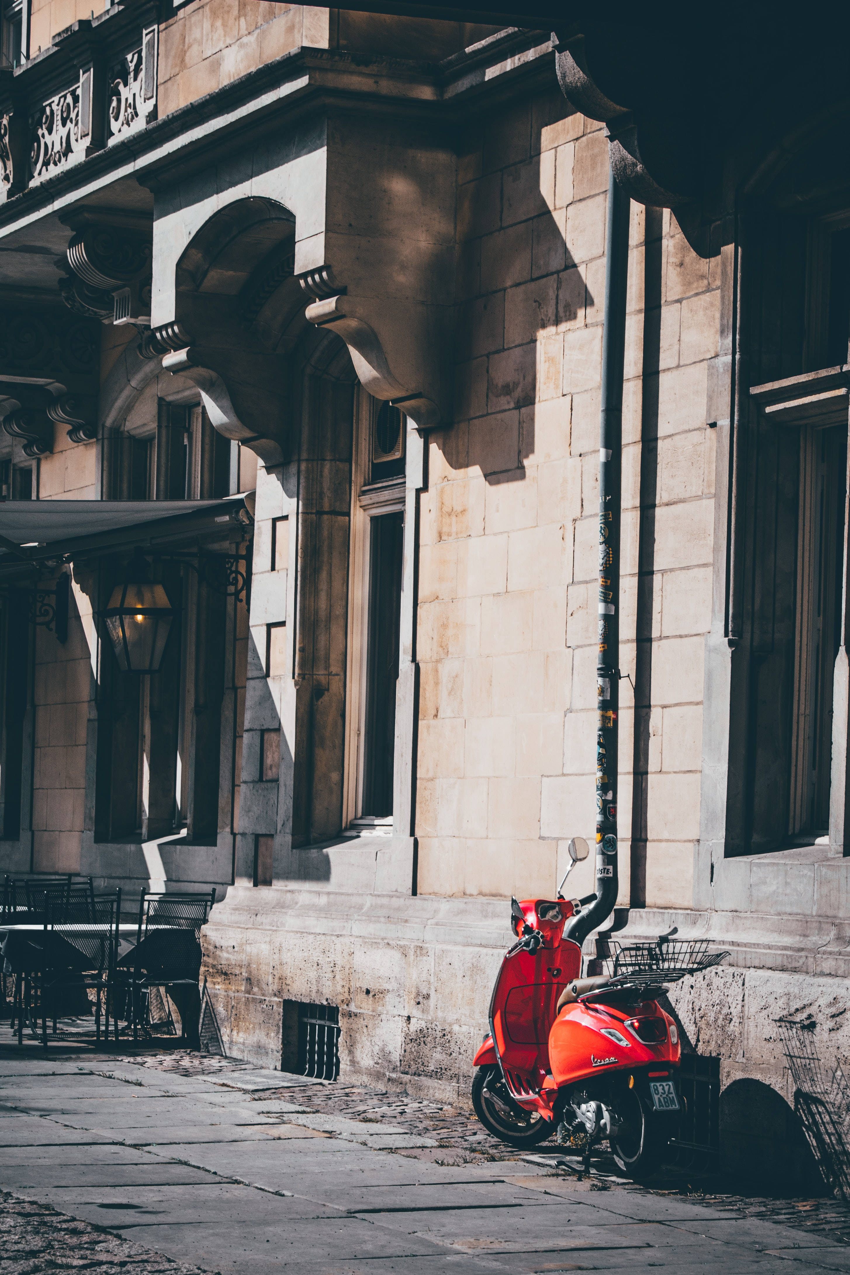 Xe Vespa Đỏ Hiện Đại Đỗ Ngoài Trời Hình nền