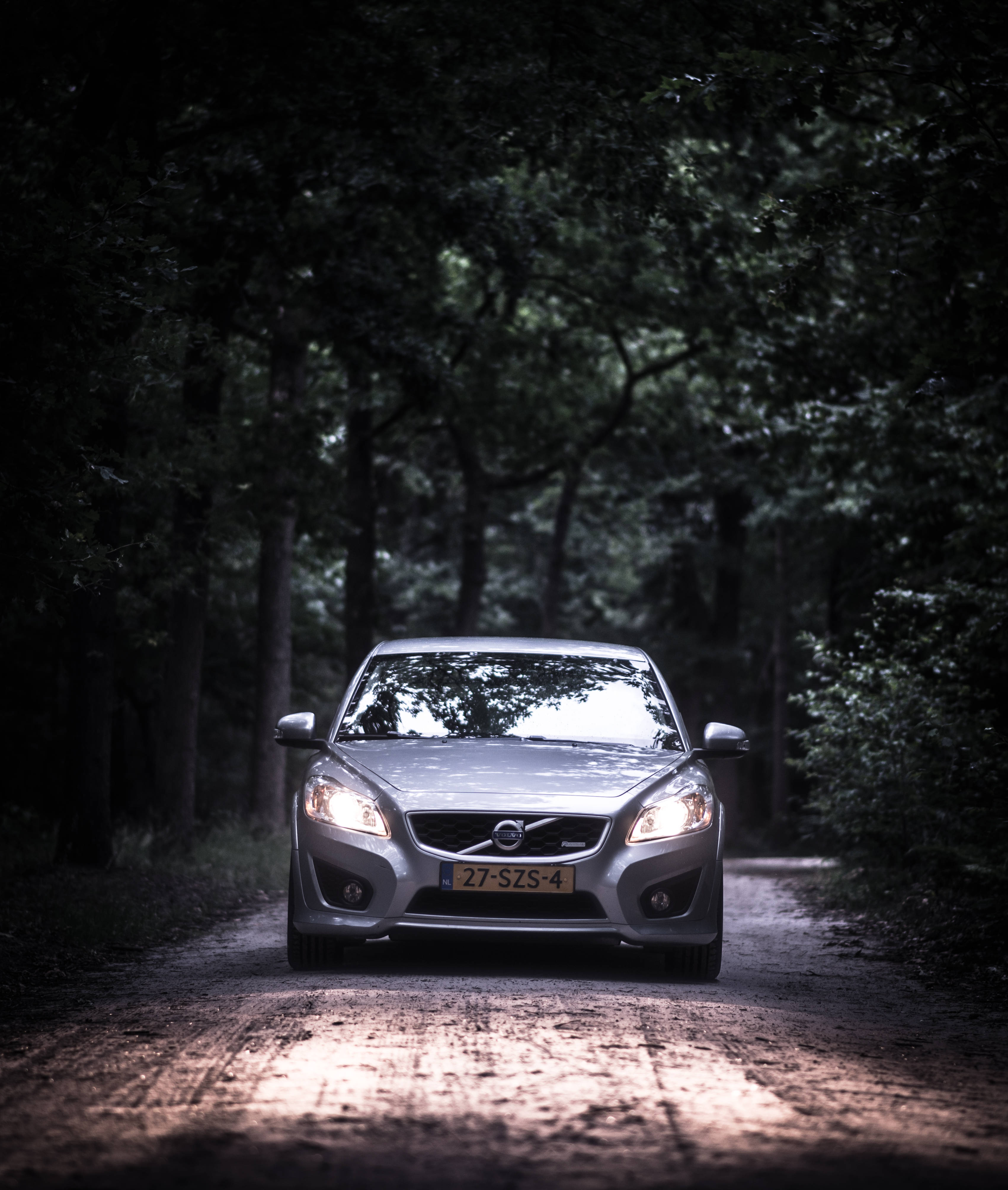 Xe Volvo Sedan Màu Xám Đang Lái Hình nền