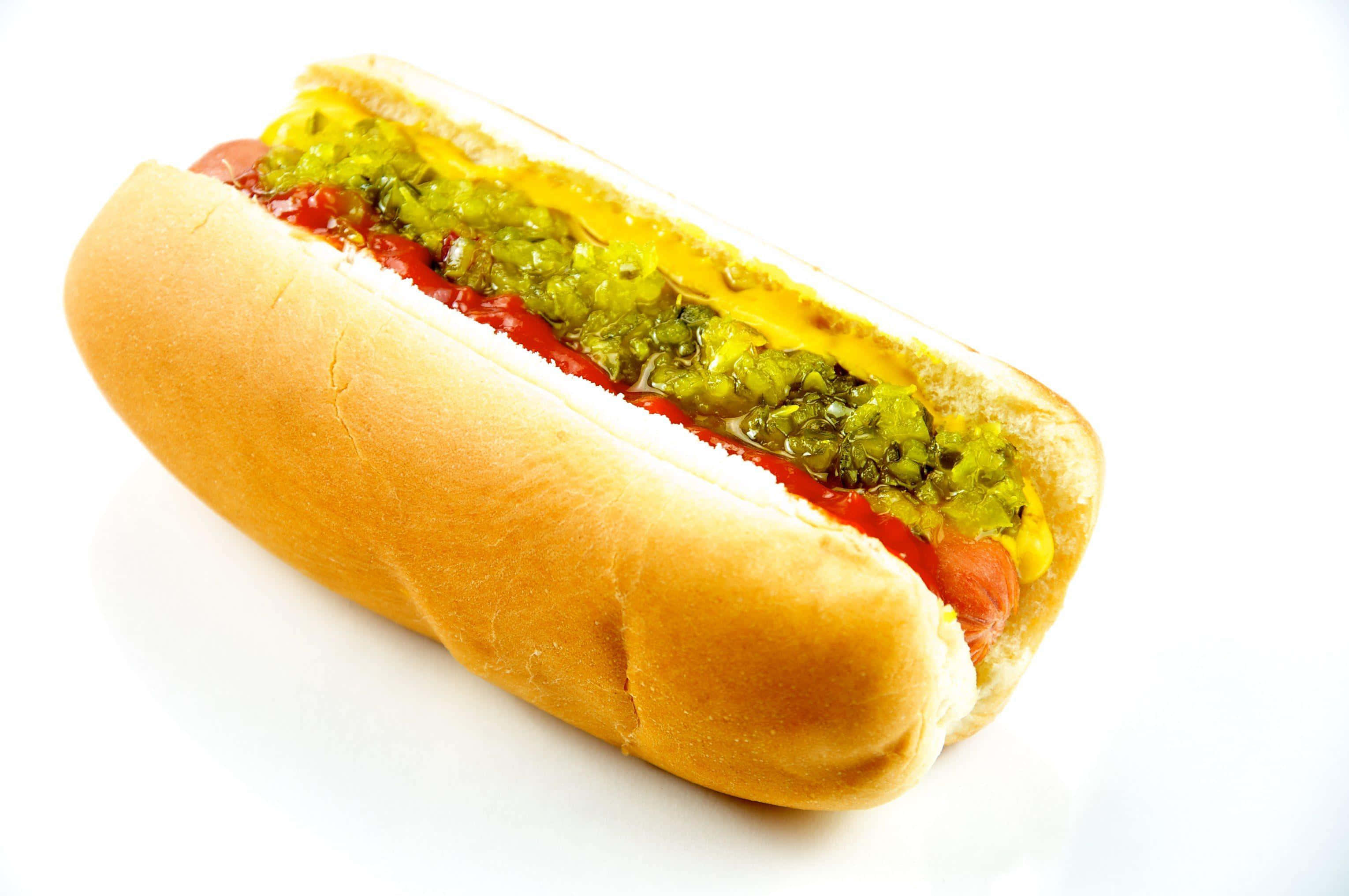 xúc xích kẹp bánh mì với mù tạt và dưa chua Hình nền