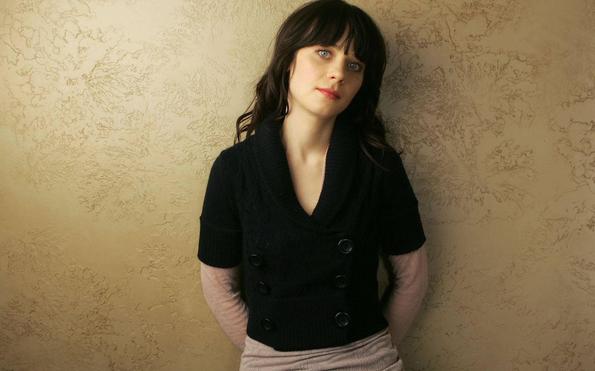 Zooey Deschanel trên nền vàng thẩm mỹ Hình nền