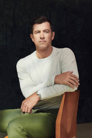 Adam Scott Ngồi Trên Ghế — Preppy aesthetic Hình nền